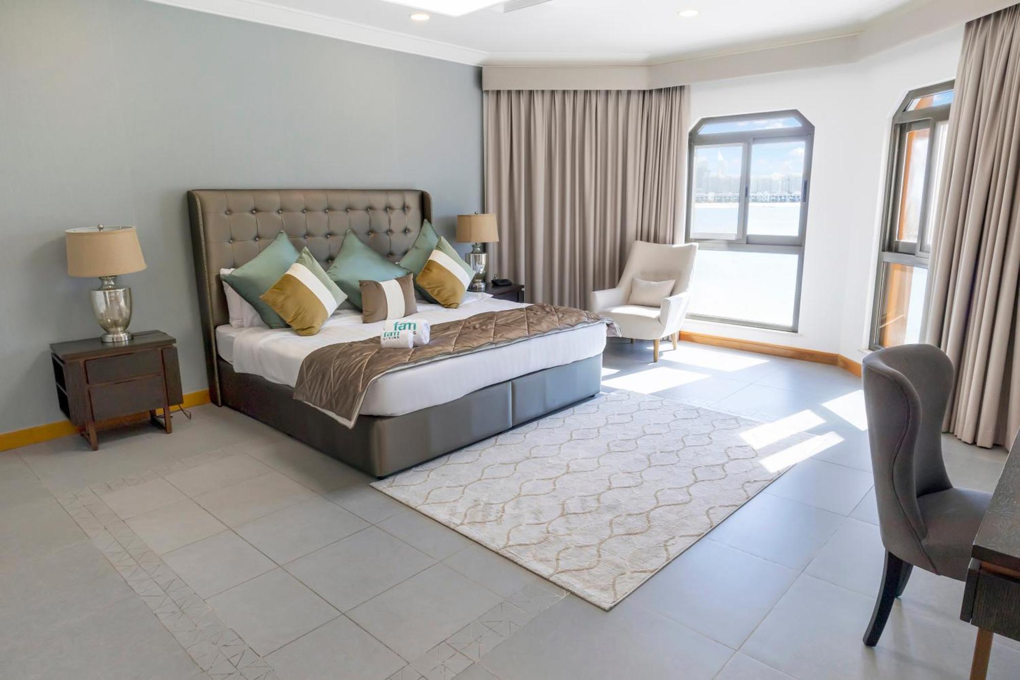 Fam Living - Palm Jumeirah - With Private Pool Pousada