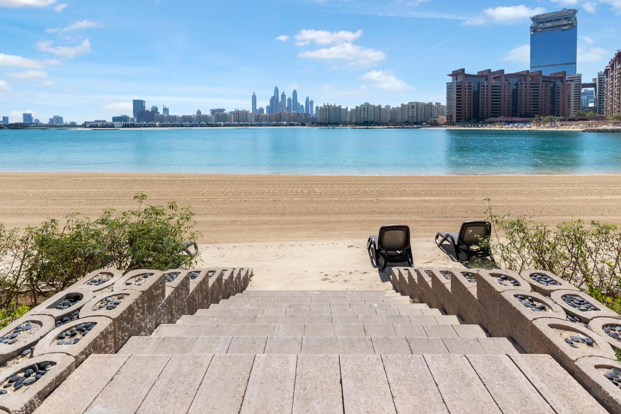 Fam Living - Palm Jumeirah - With Private Pool Pousada