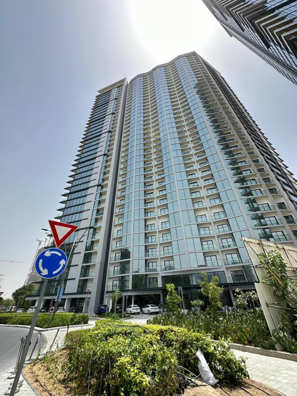 Apartament Easygo - Sobha Waves 1 Bedroom & Study Modern Dubai
