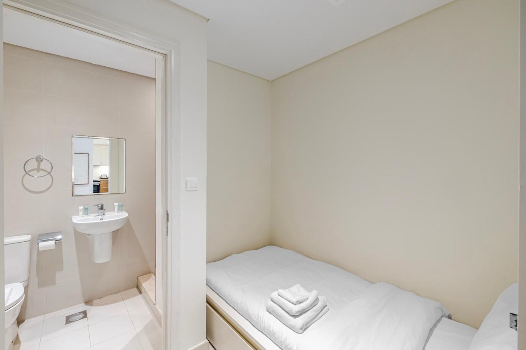 Nox Spacious 3br In Boulevard Crescent Tower Summer *