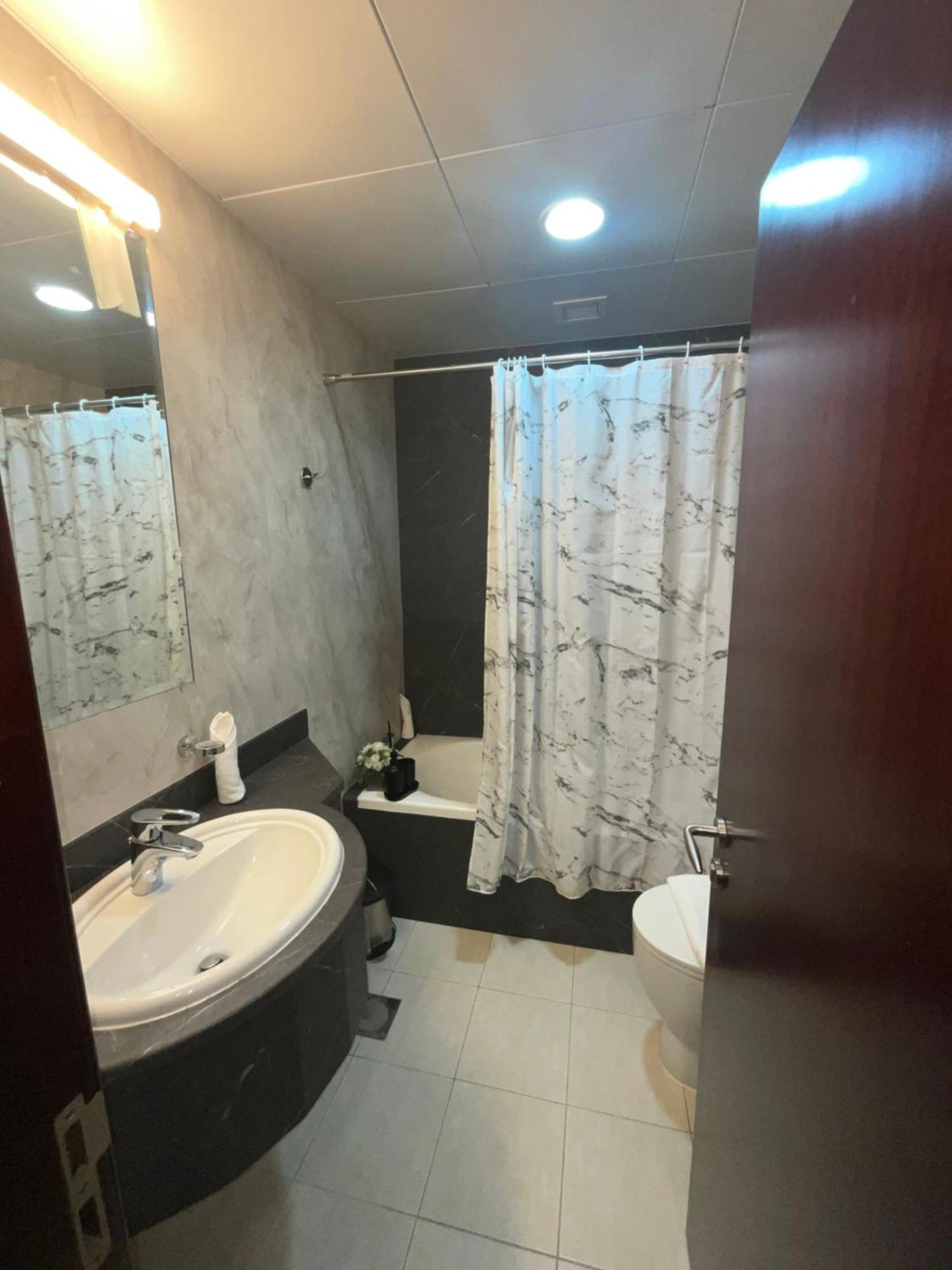 50 Percent Offer ! Iconic Princess Tower ! 64th Floor ! Sea View & Marina Walk View ! 3min To Marina Beach & Tram ! Spacious Apartamento