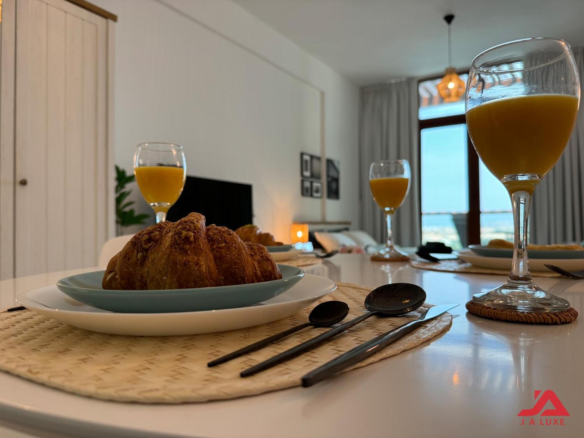 Lägenhet Unique At Of Yachts With Panoramic Sea View Of Burj Khalifa, Alarab & Atalntis In Palm Jumeirah Dubai