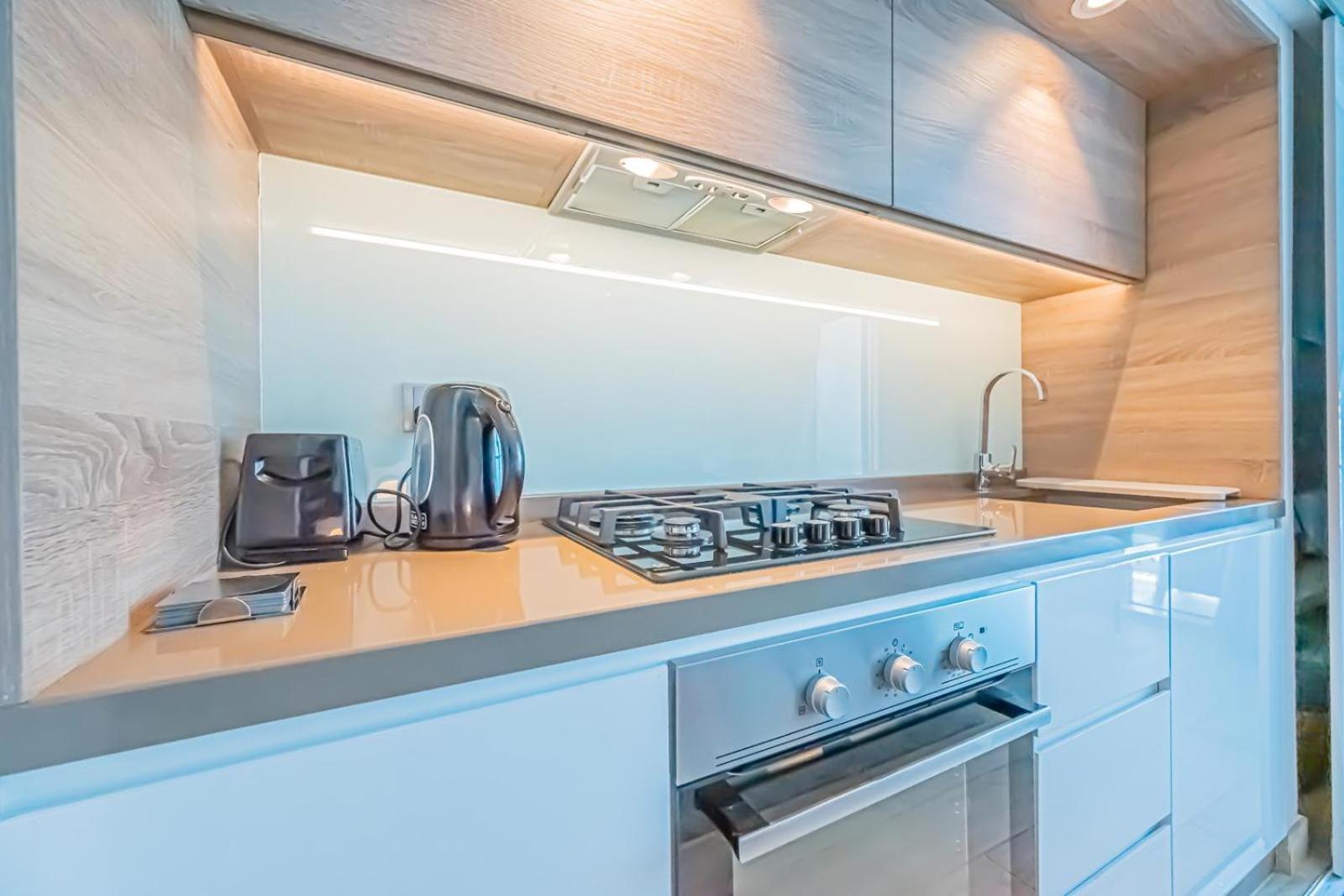 Apartment Cozy Marina Studio-walk To Beach, Shops & Dining Dubai