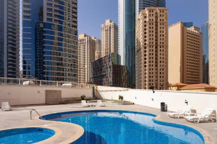 Waves Homes - Charming With Balcony, Minutes From The Dubaï