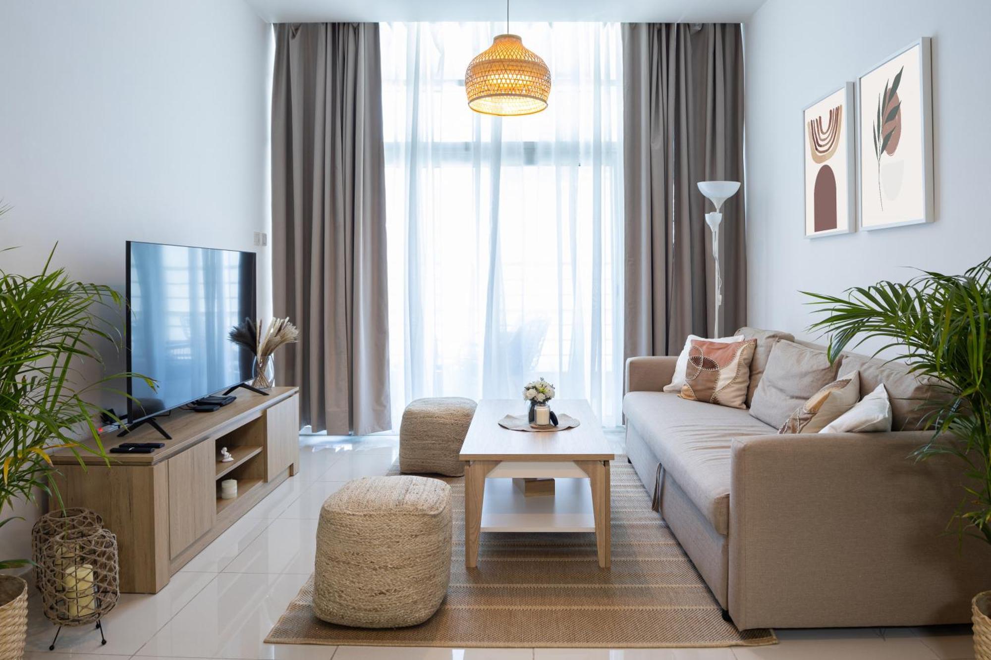 Waves Homes - Charming With Balcony, Minutes From The Dubaï
