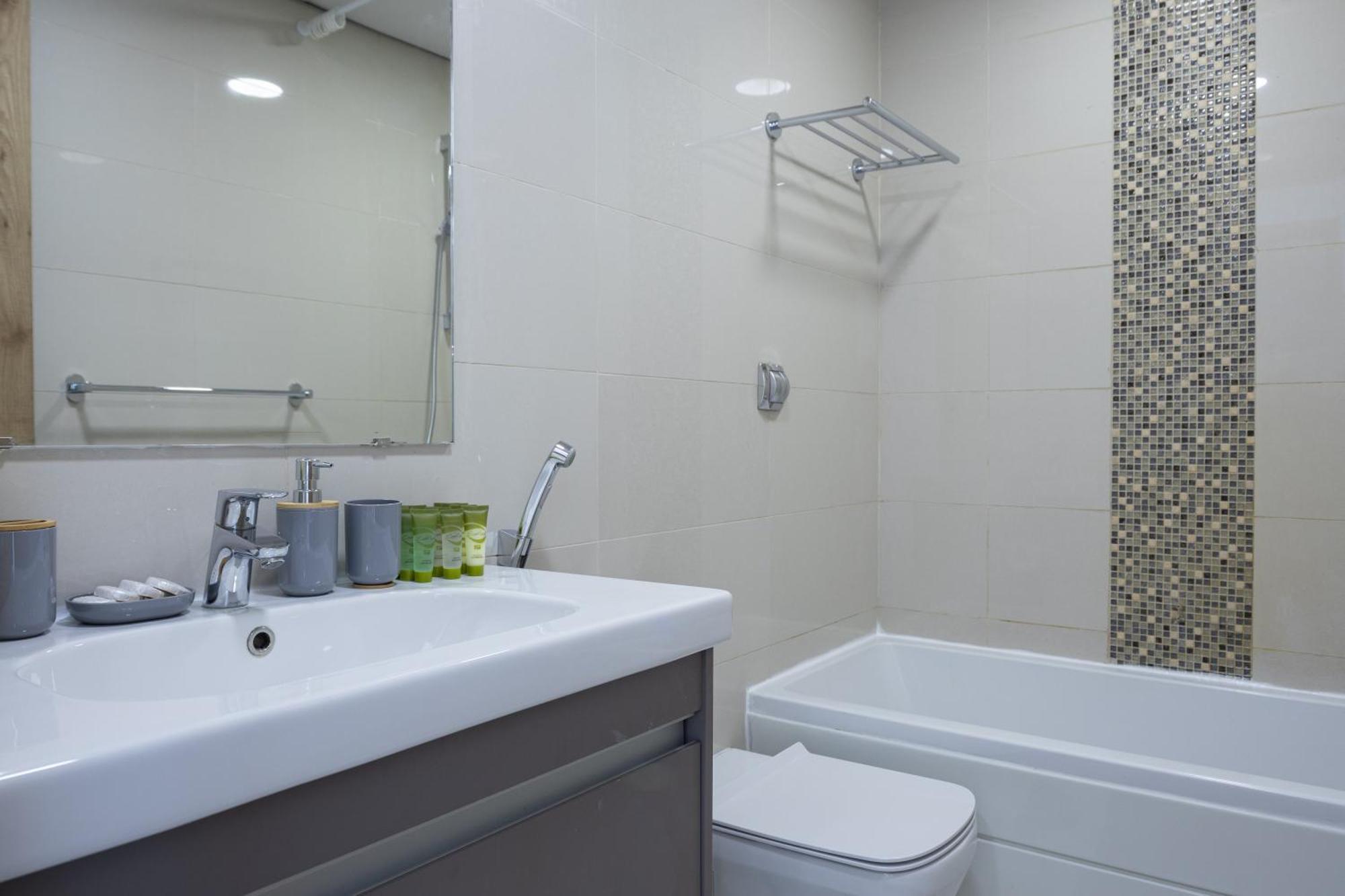 Waves Homes - Charming With Balcony, Minutes From The Appartement Dubaï