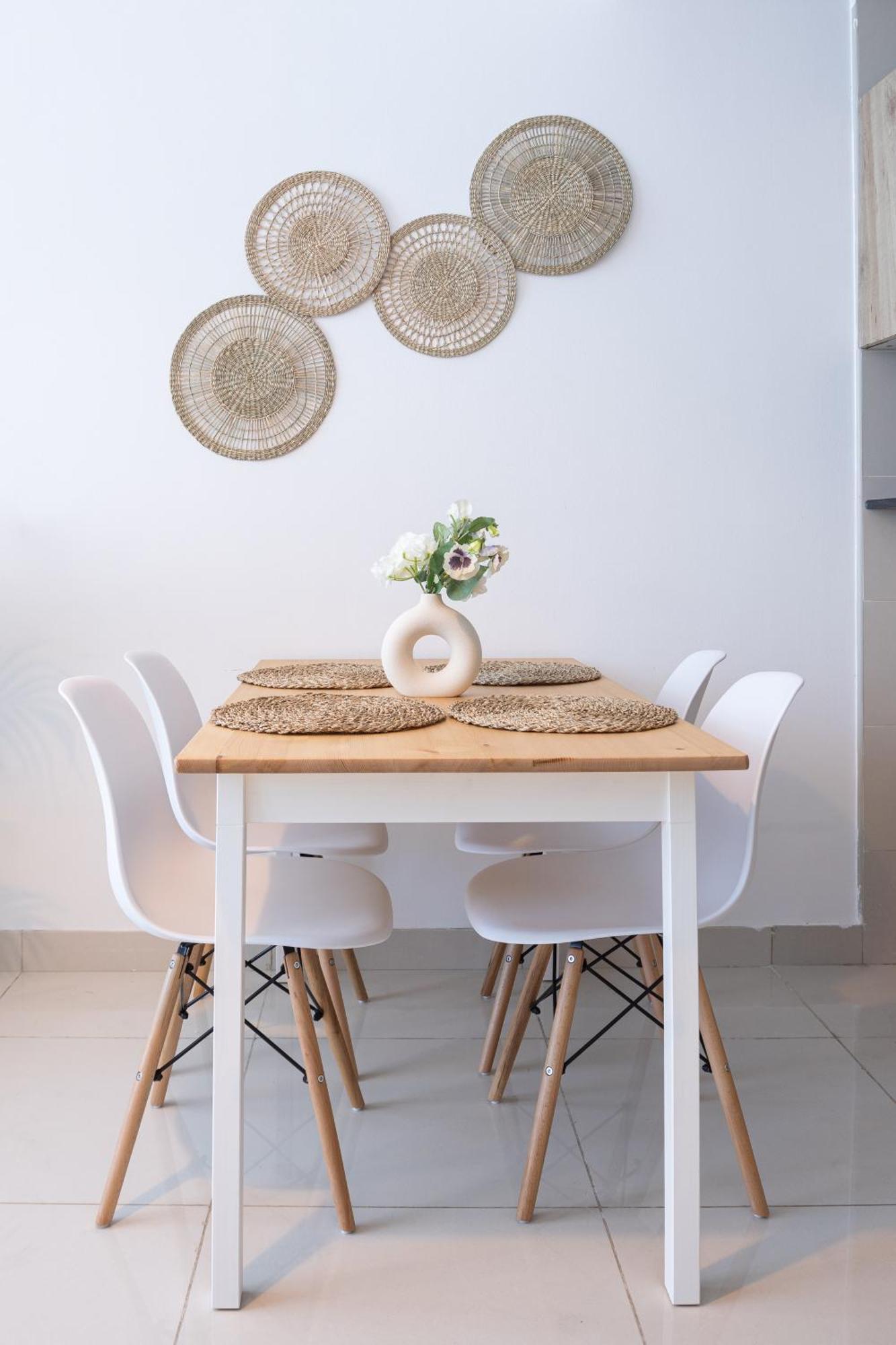 Waves Homes - Charming With Balcony, Minutes From The Dubaï