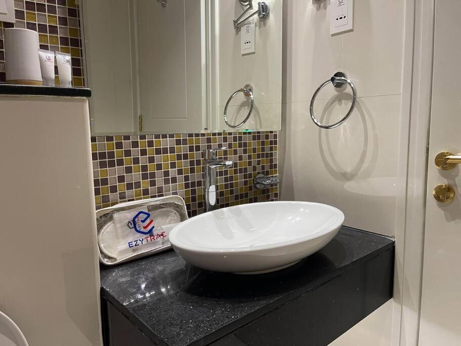 Apartemen Two Bed In Damac Upper Crest Tower Near Burj Khalifa - Ezytrac *