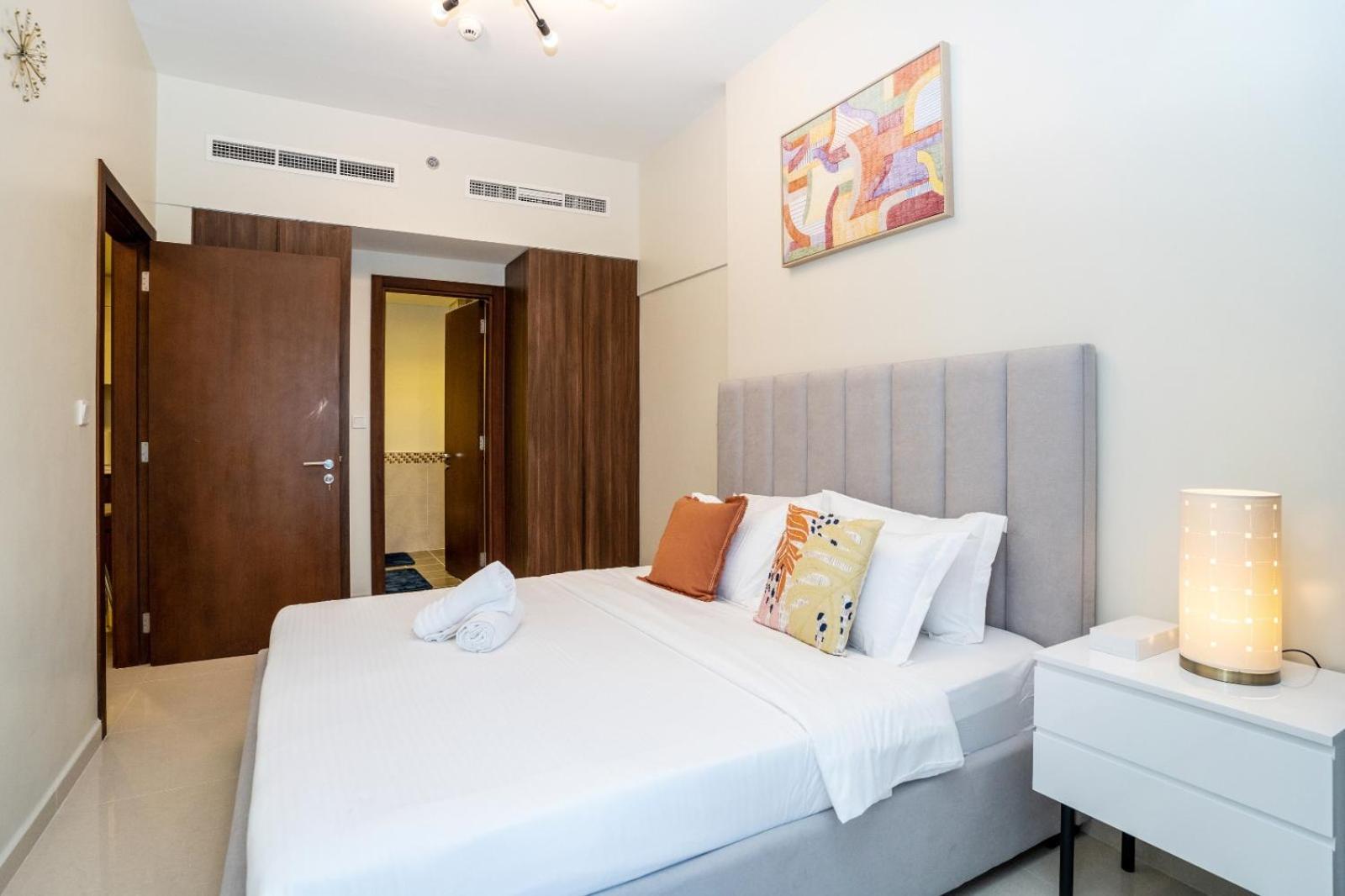 Stunning 2-bedroom Business Bay With Burj Khalifa View & Huge Balcony Apartment *