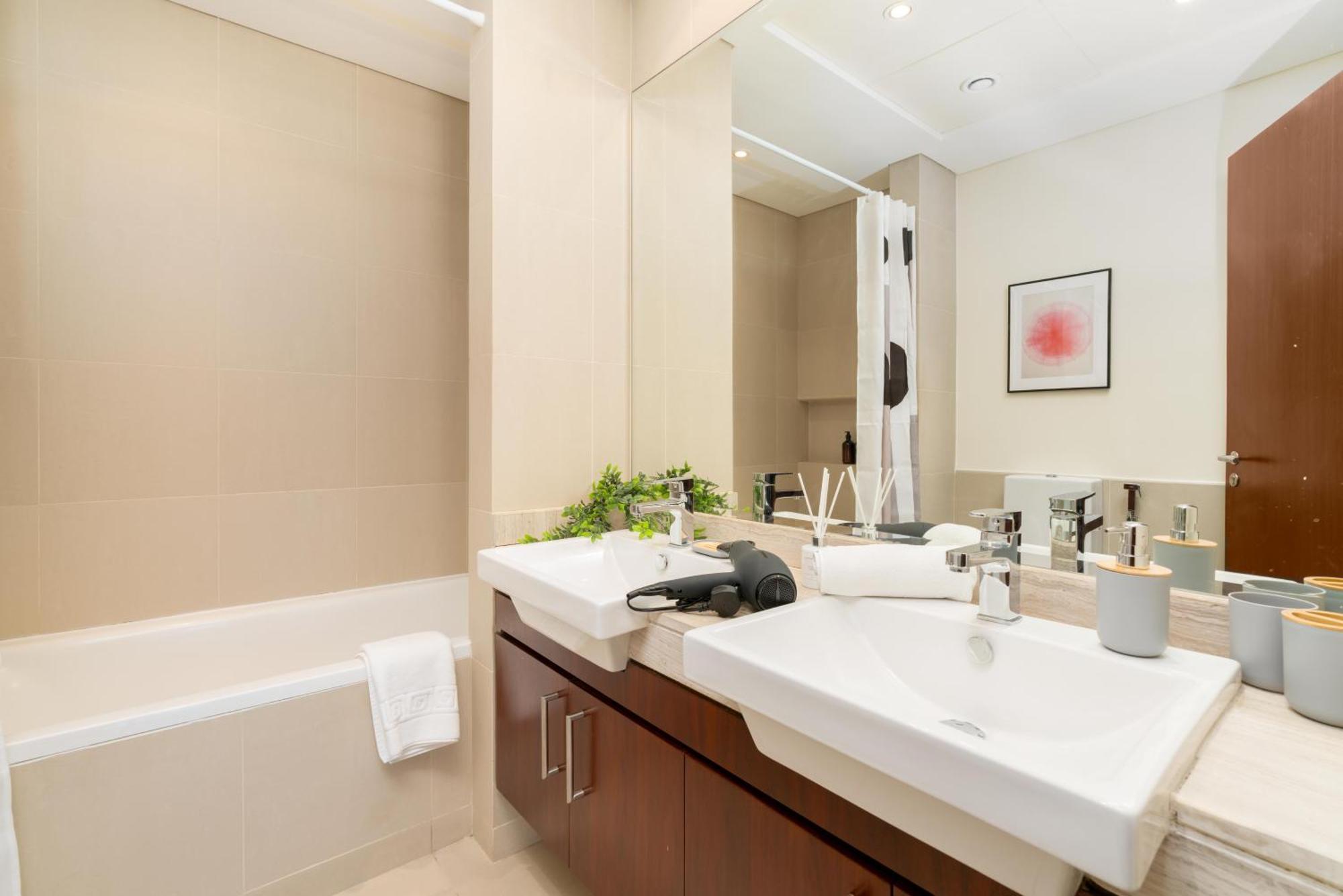 Apartemen Oasis In - Expat Preferred Community - The Greens - The Views - Perfect For Business And Pleasure - Close To Metro - Park, Lakes And Jogging 1 Min Walk Away - Yoga Classes By The - 4 People - Big Balcony - 3 Min Drive To Sheikh Zayed