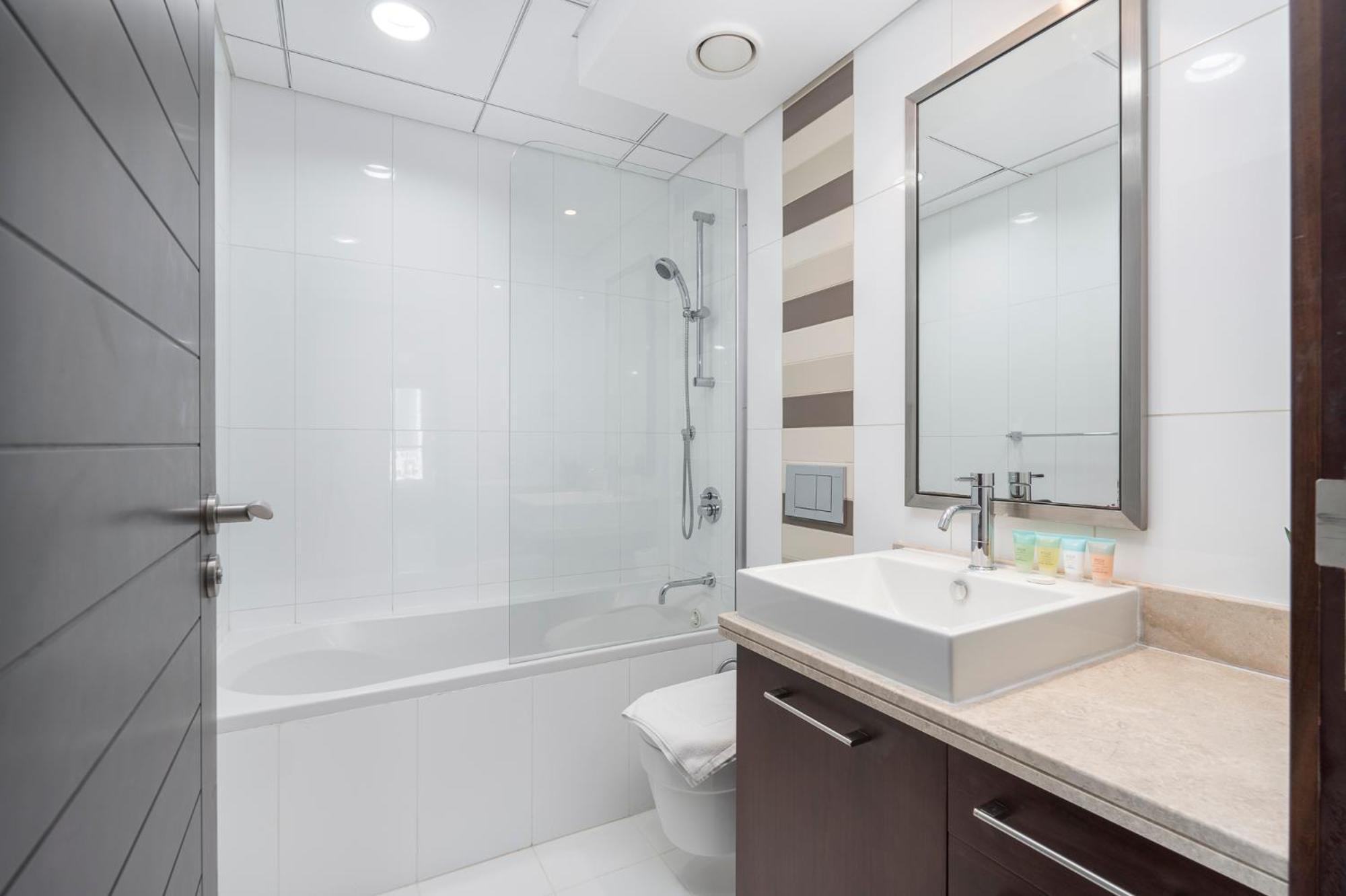 Boulevard 2 Br- Burj Khalifa-dubai Mall- Pool-gym Apartemen *