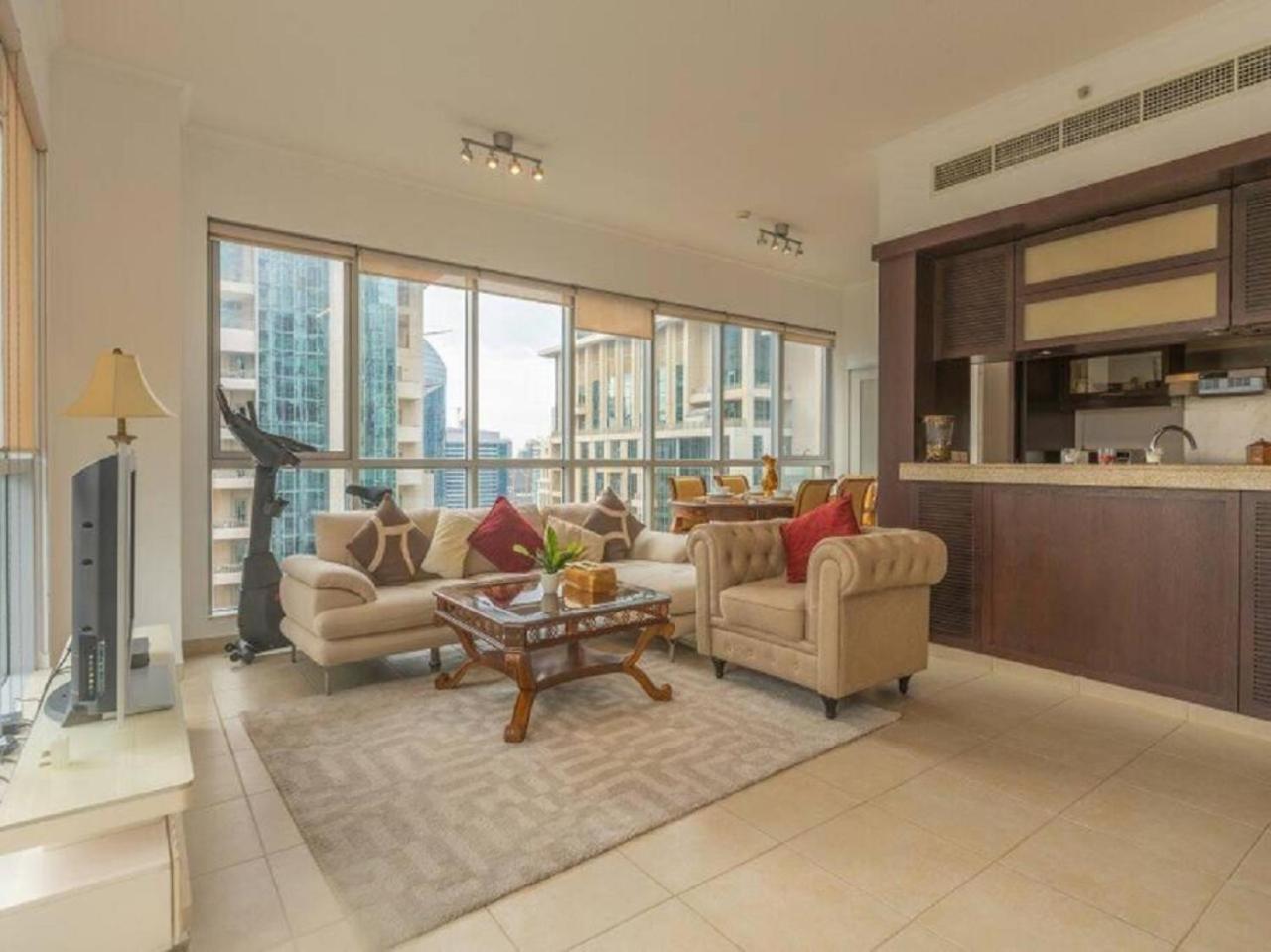 Elegant Overlooking Mall Fountain. Apartamento *