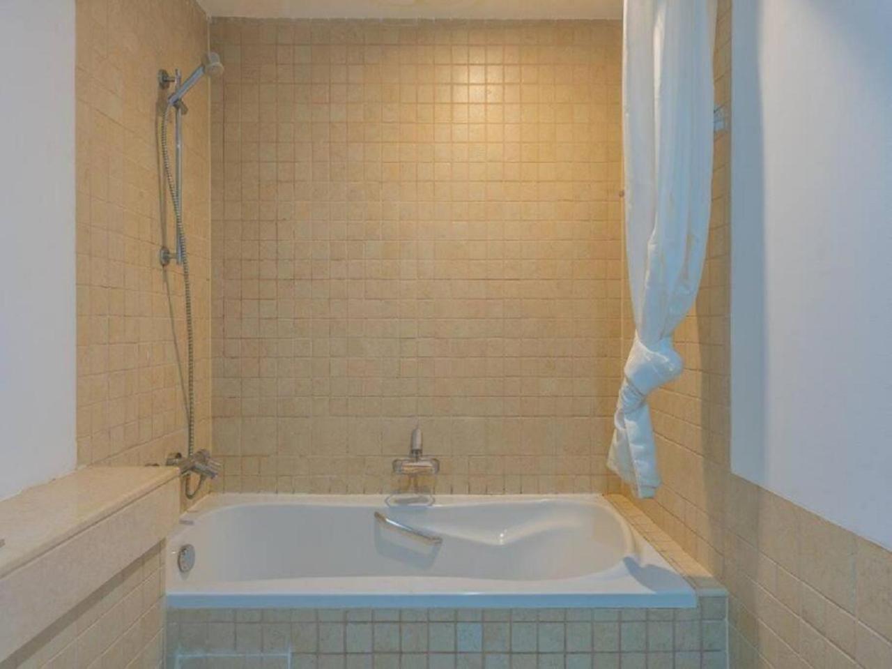 Elegant Overlooking Mall Fountain. Apartamento