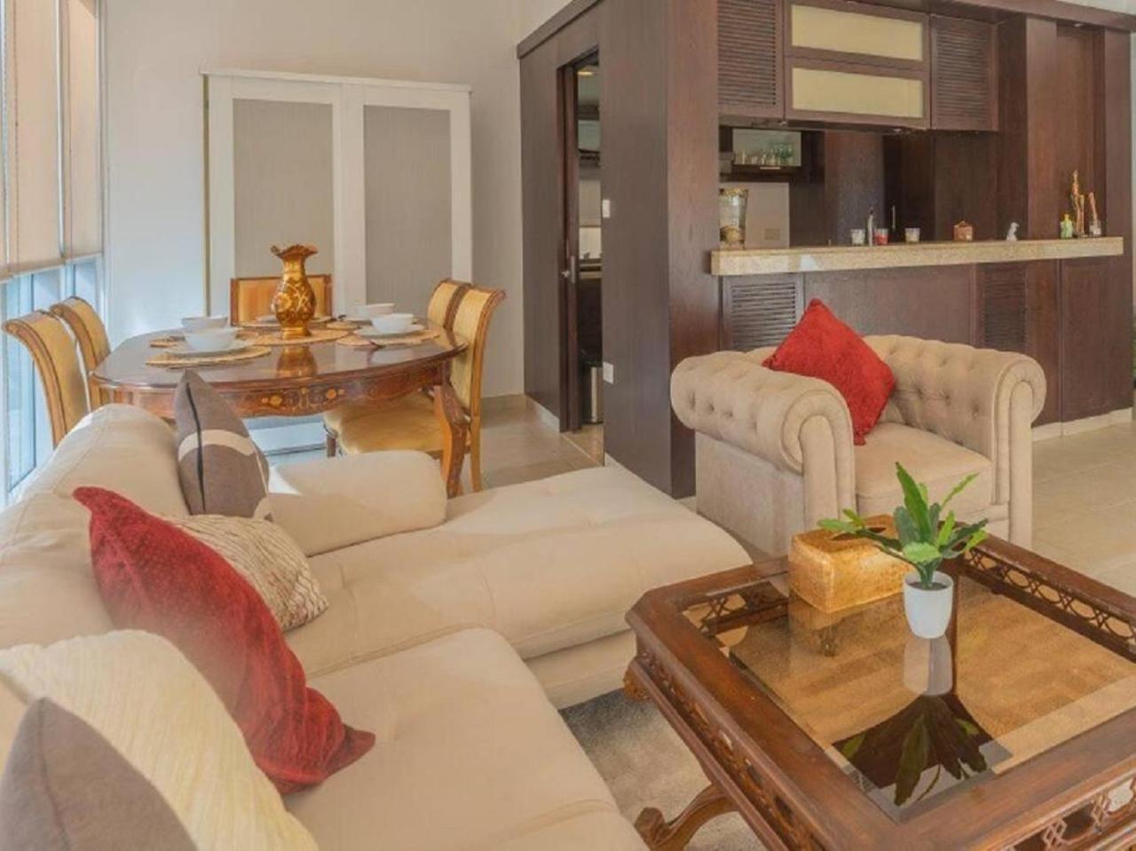 Elegant Overlooking Mall Fountain. Apartamento *