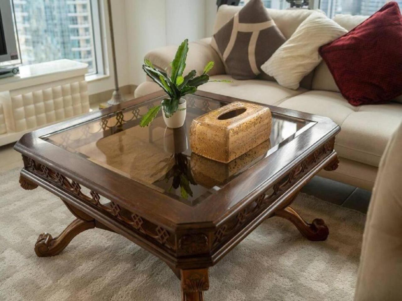 Elegant Overlooking Mall Fountain. Apartamento