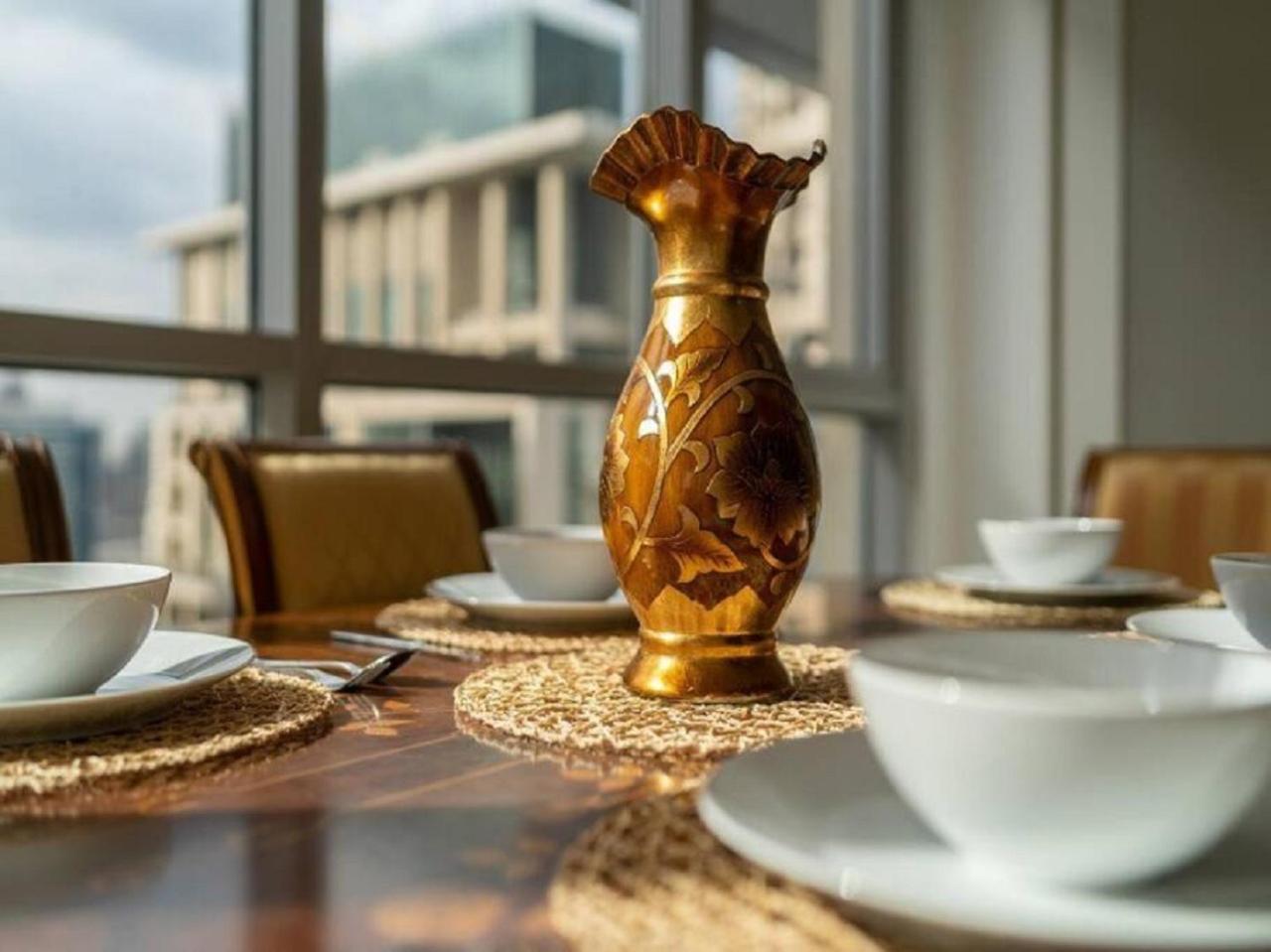 Elegant Overlooking Mall Fountain. Apartamento *
