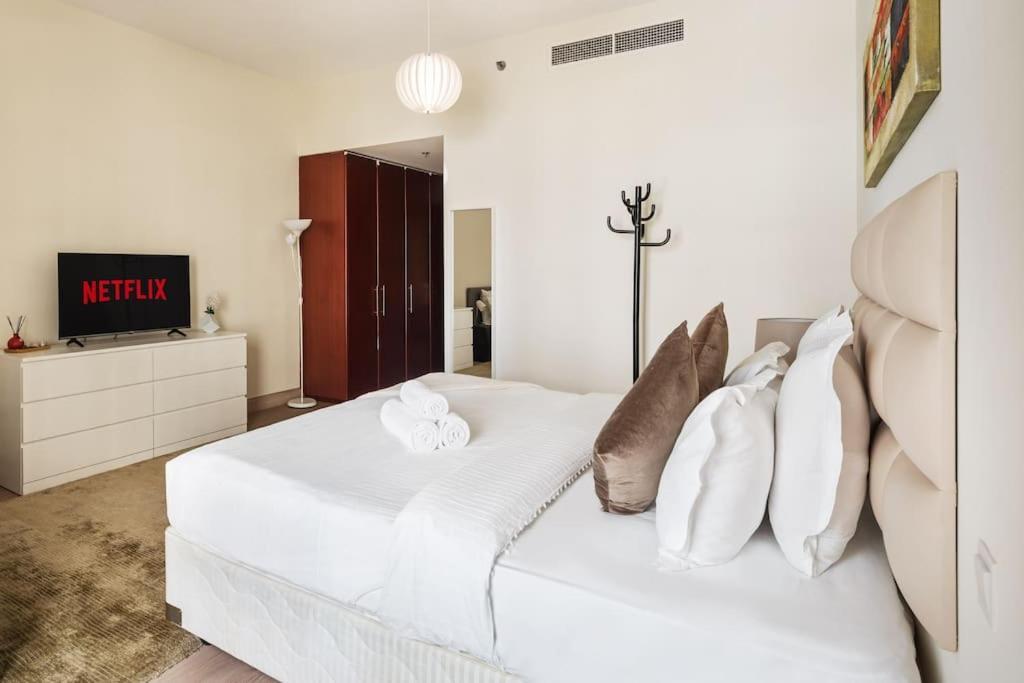 Appartement Luxury 1 Bedroom In Jbr With Access *