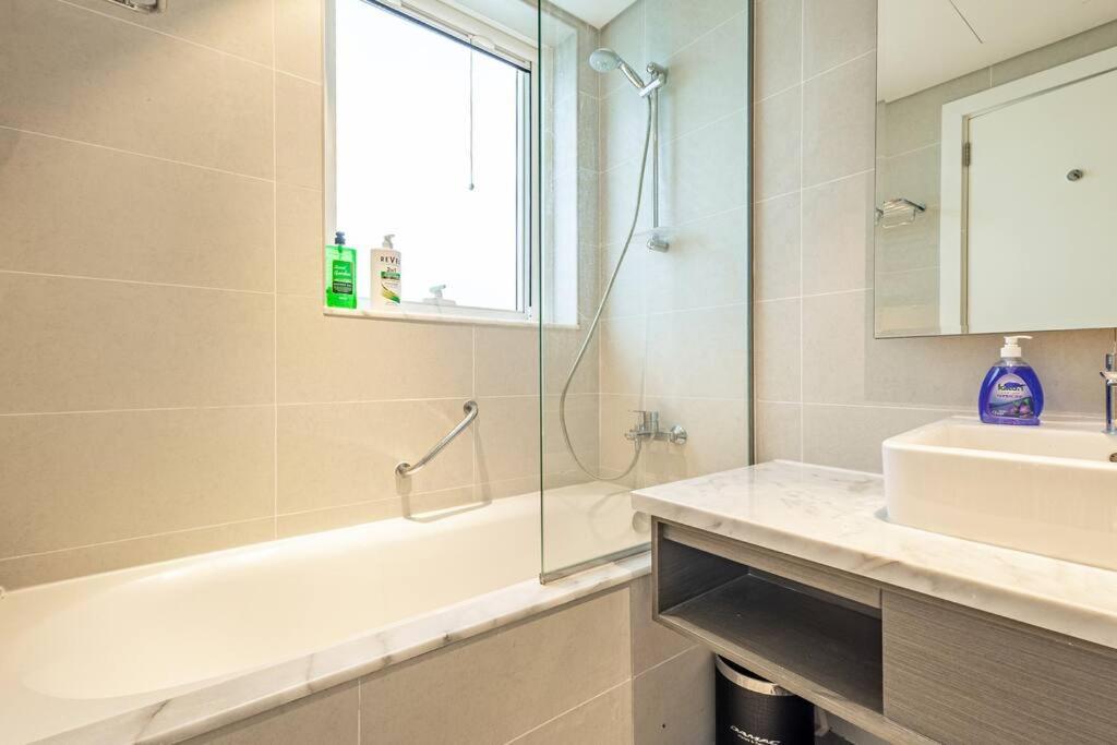 Deluxe One-bedroom In Business Bay With Burj Khalifa And Canal View Dubái