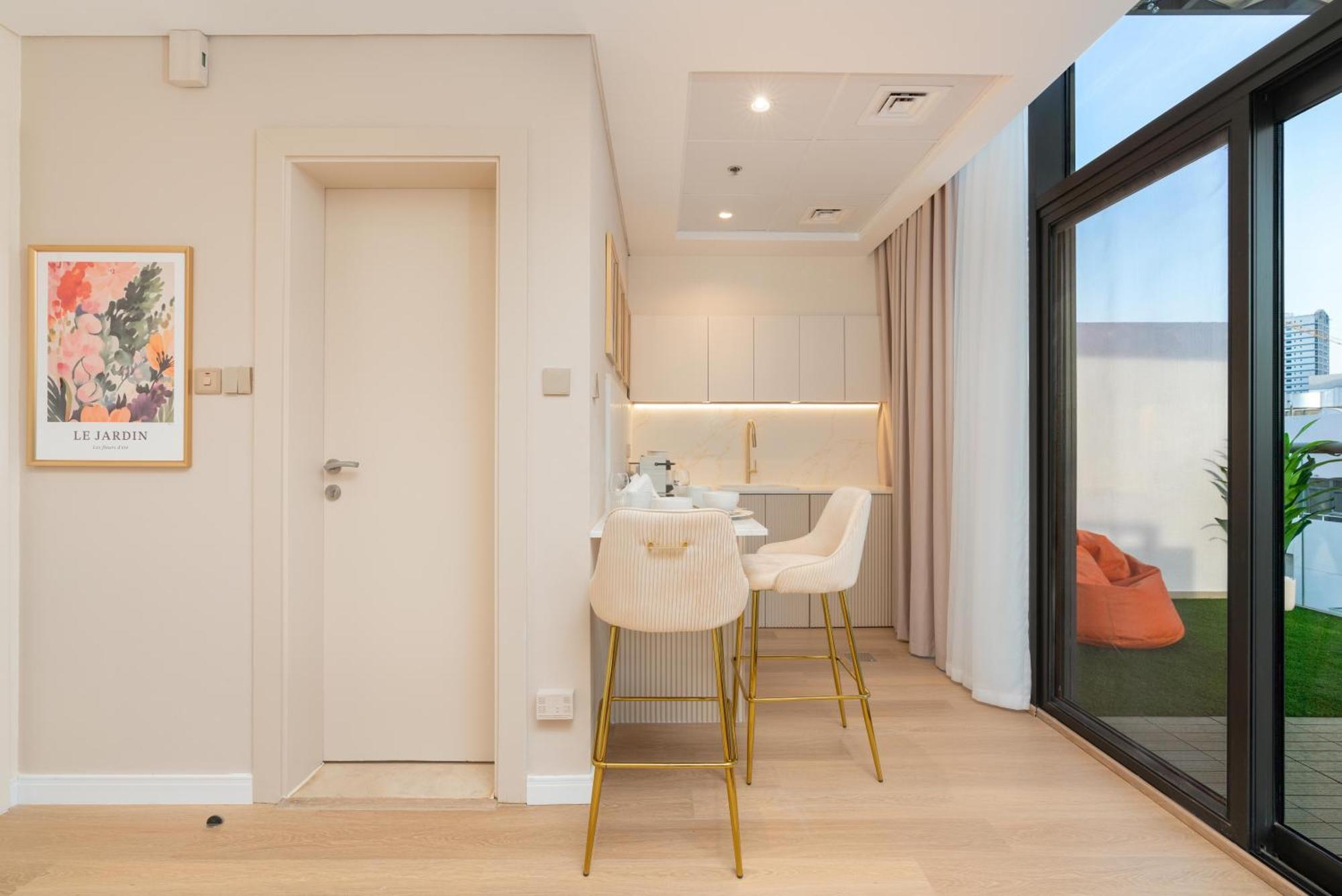 Appartement Upgraded Designer-crafted In Jvc With Massive Terrace Dubaï