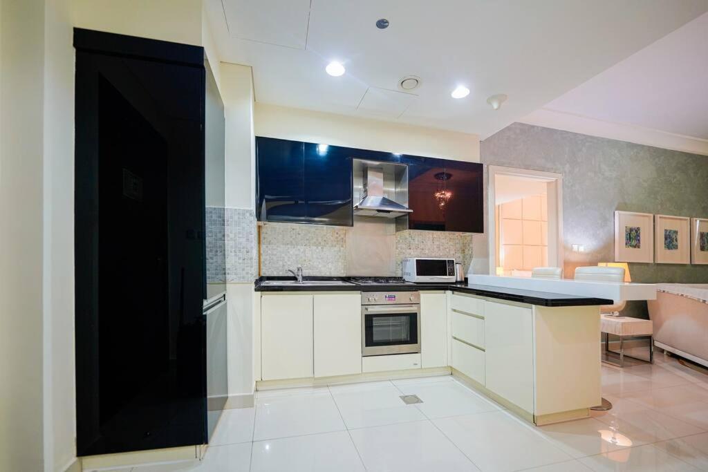 Luxurious Stay, Downtown, The Signature, Mall Street