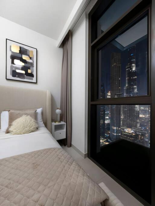 Luxury One Bedroom Apartment With Full Burj Khalifa View & Fountain View By Delujo Stays