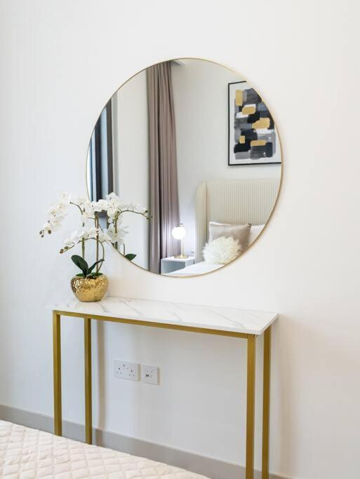 Luxury One Bedroom Apartment With Full Burj Khalifa View & Fountain View By Delujo Stays