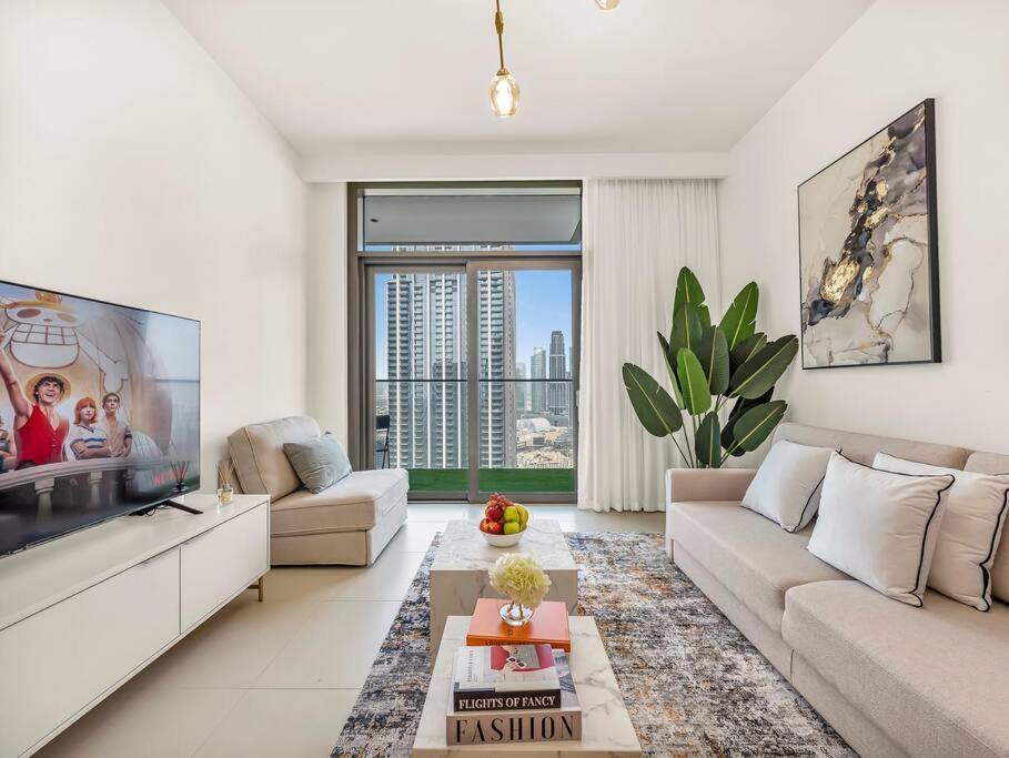 Luxury One Bedroom Apartment With Full Burj Khalifa View & Fountain View By Delujo Stays *