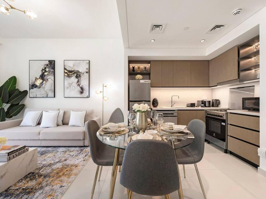 Luxury One Bedroom Apartment With Full Burj Khalifa View & Fountain View By Delujo Stays Dubái