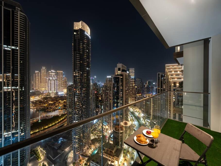 Luxury One Bedroom Apartment With Full Burj Khalifa View & Fountain View By Delujo Stays *