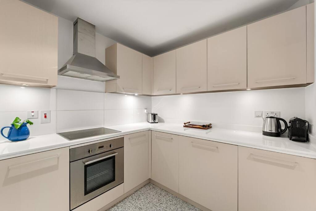 Luxury 2br Difc Full Kitchen, Pool, Gym Near Restaurants Apartment *
