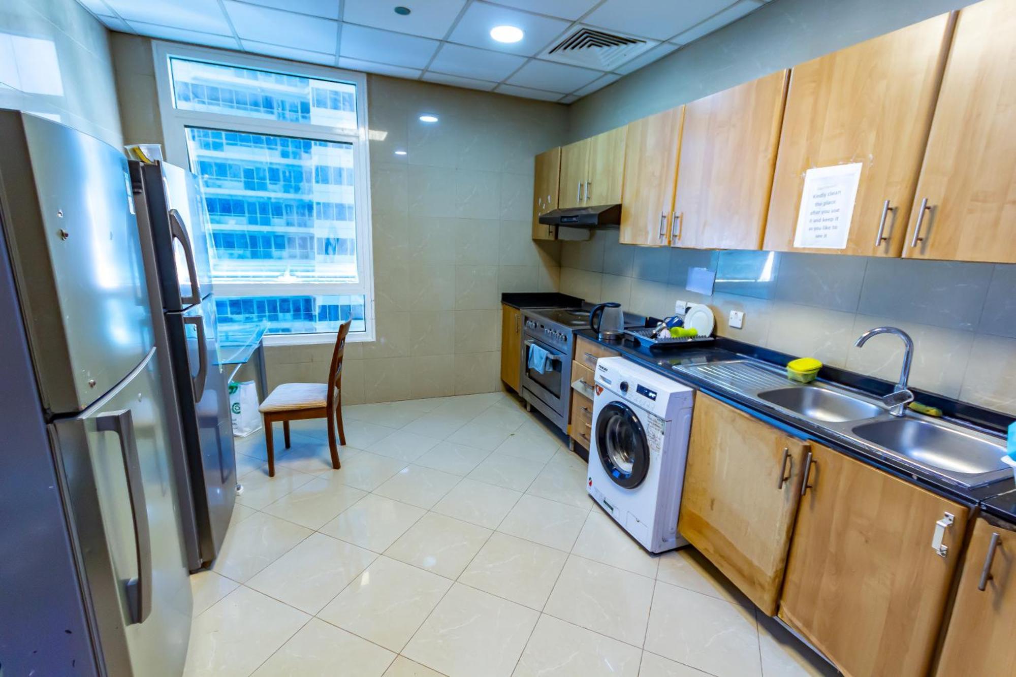 Lovely Spacious For Ladies In Marina للفتيات فقط Lägenhet Dubai