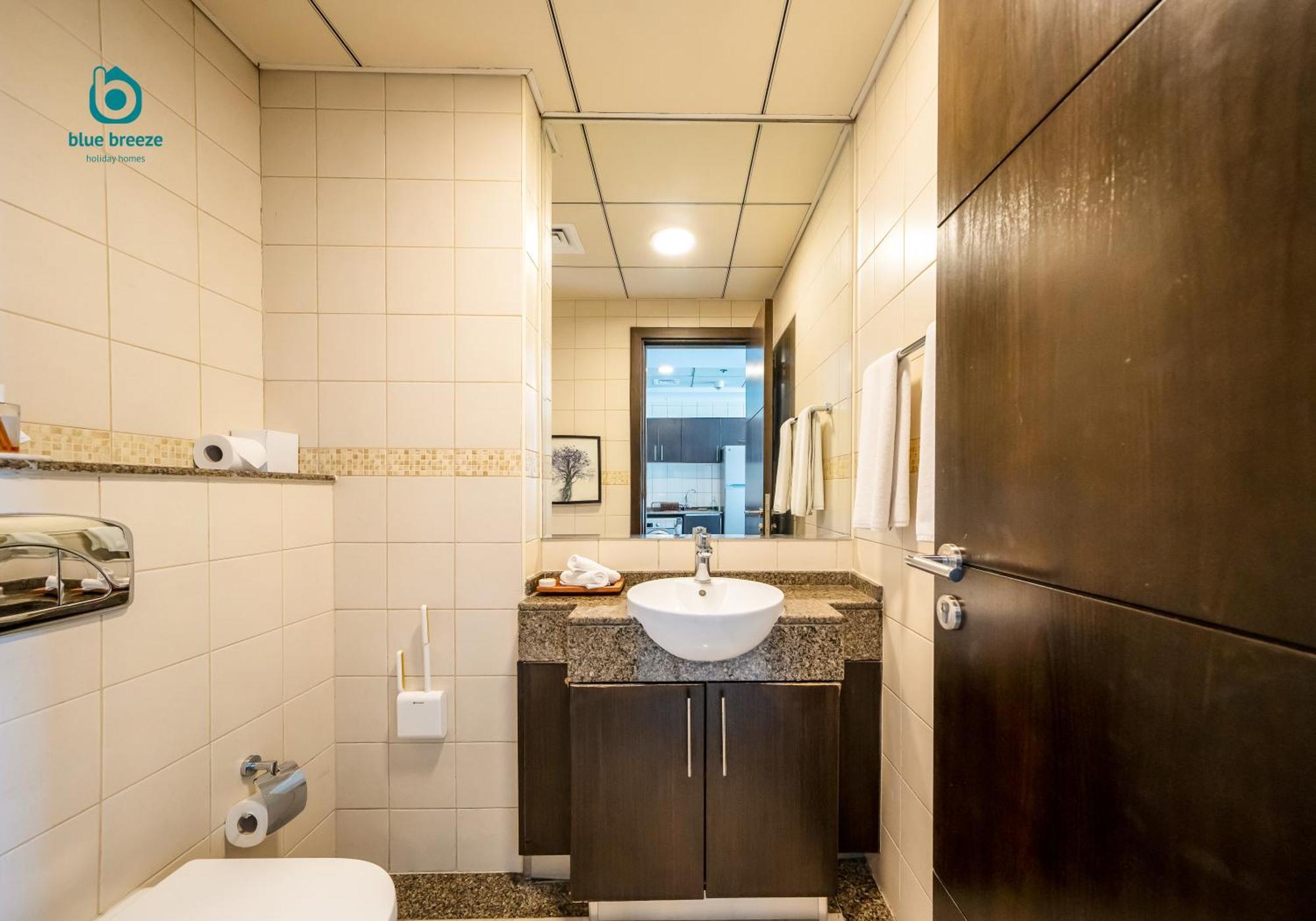 Blue Breeze - Chic Marina Retreat With Balcony And Canal Views Apartamento *