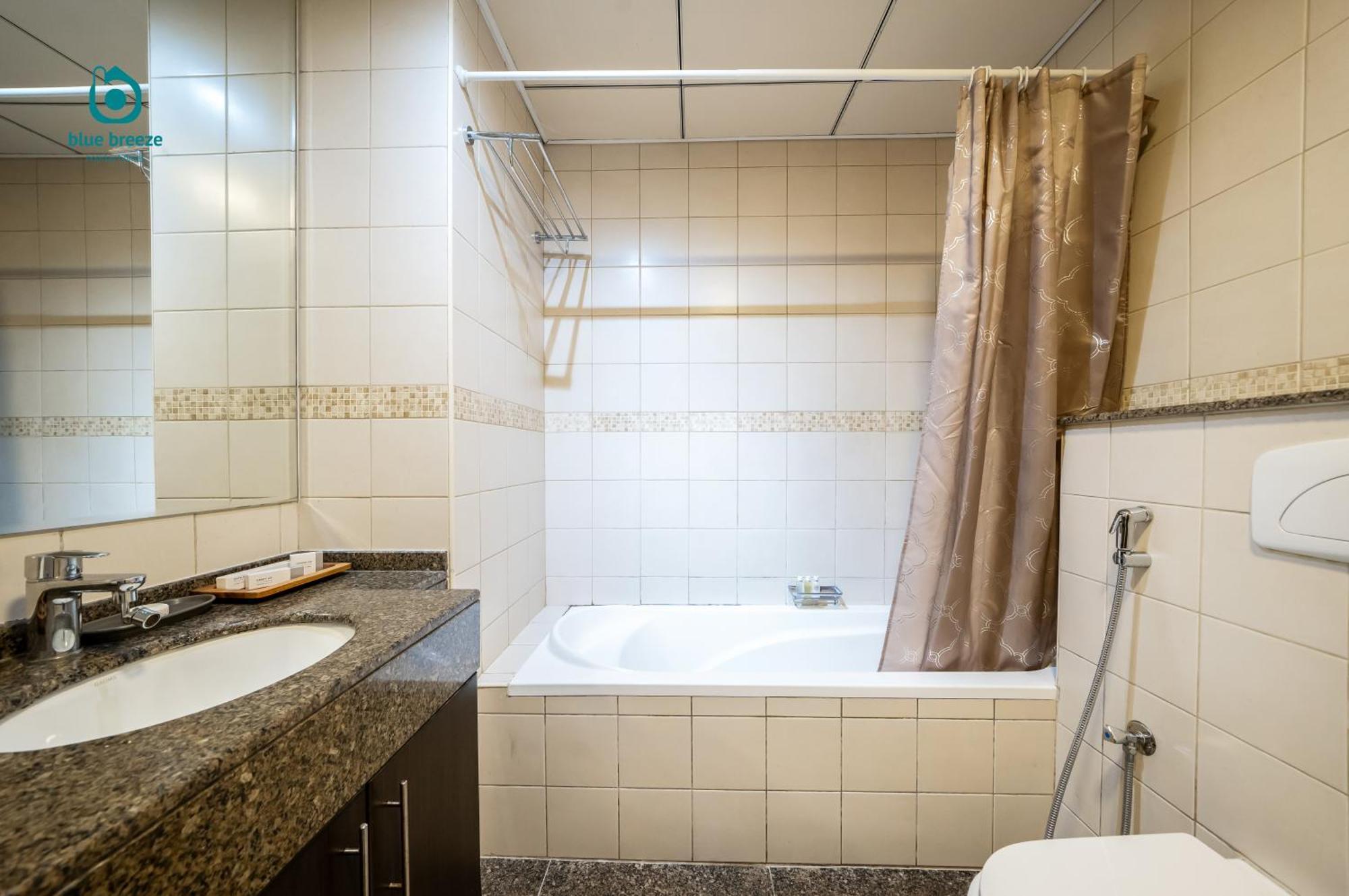 Blue Breeze - Chic Marina Retreat With Balcony And Canal Views Apartamento *