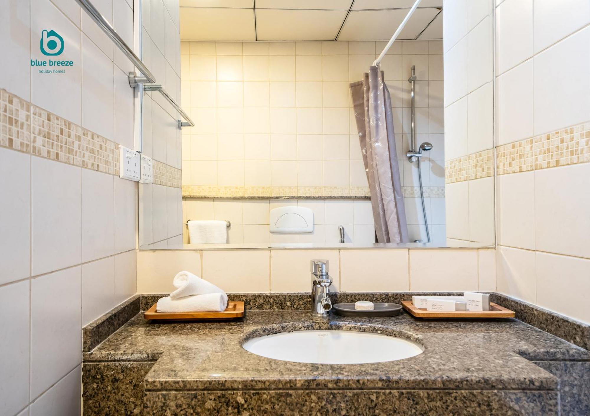 Blue Breeze - Chic Marina Retreat With Balcony And Canal Views Apartamento *