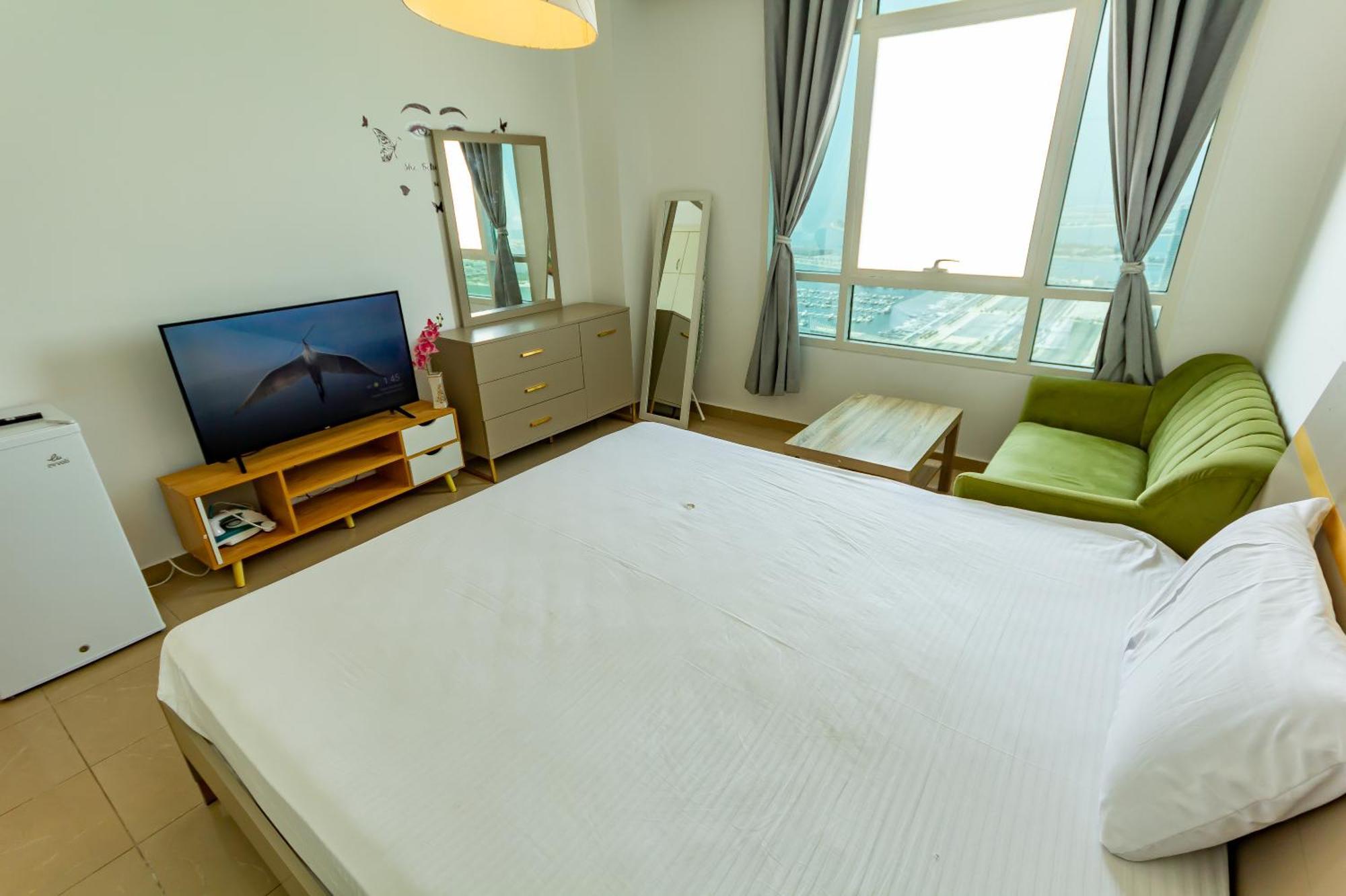 Lägenhet Lovely Spacious For Ladies In Marina للفتيات فقط