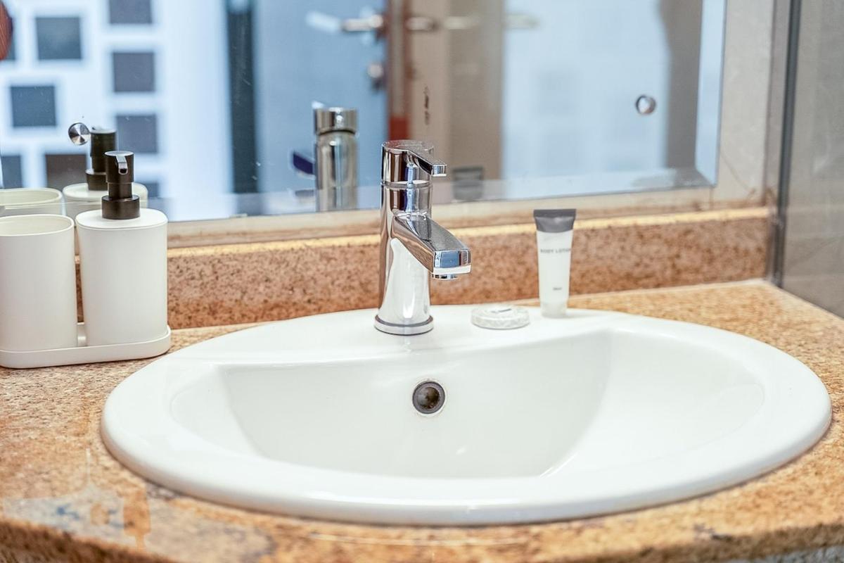 Lejlighed Modern Aesthetic 1-bedroom With Exudes Warmth And Style In Jlt! Dubai