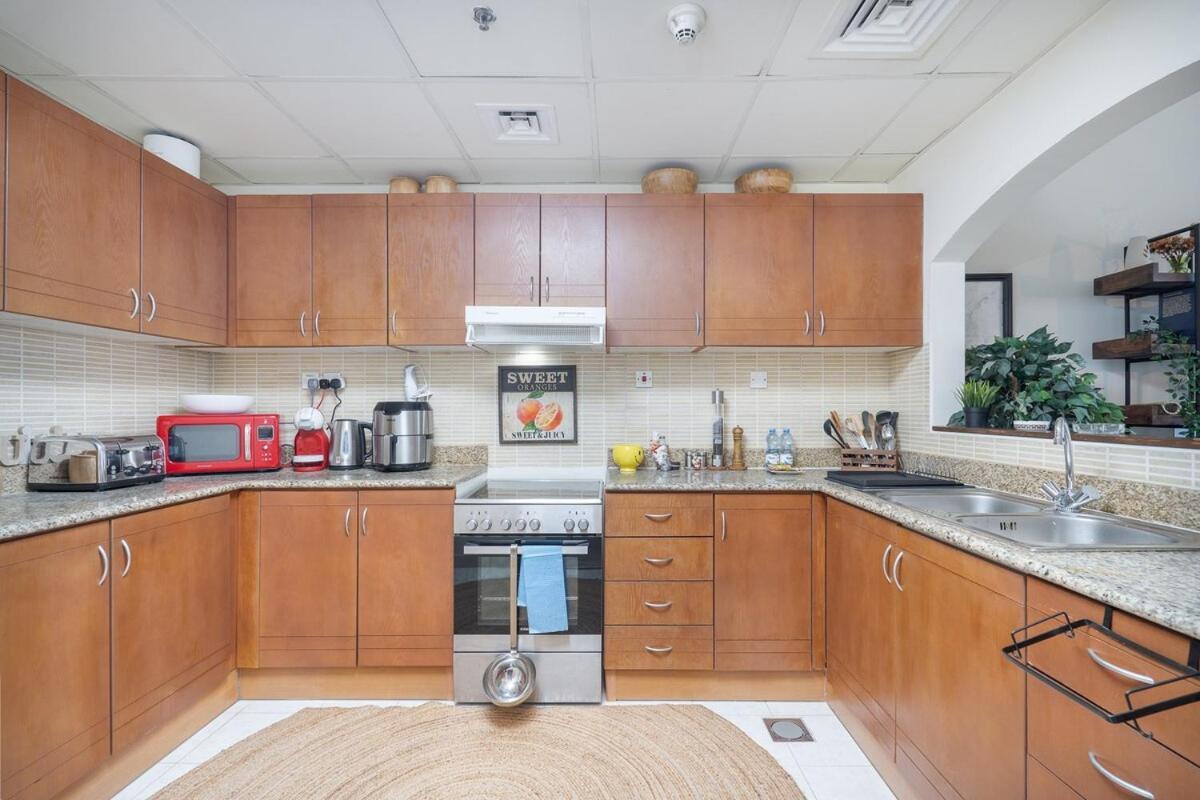 Lejlighed Modern Aesthetic 1-bedroom With Exudes Warmth And Style In Jlt!