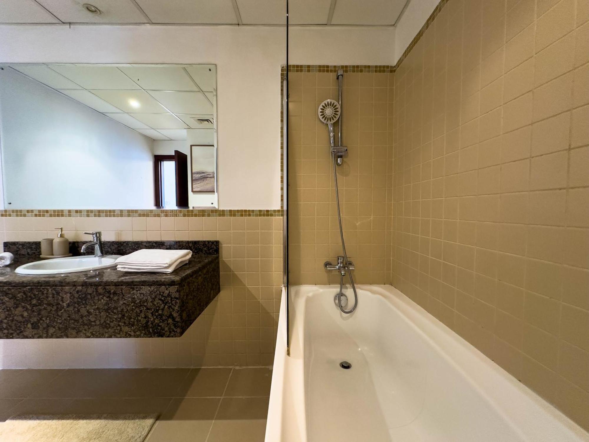 Naseem - Elegant Coastal Retreat With Stunning Marina Views Apartment Dubai