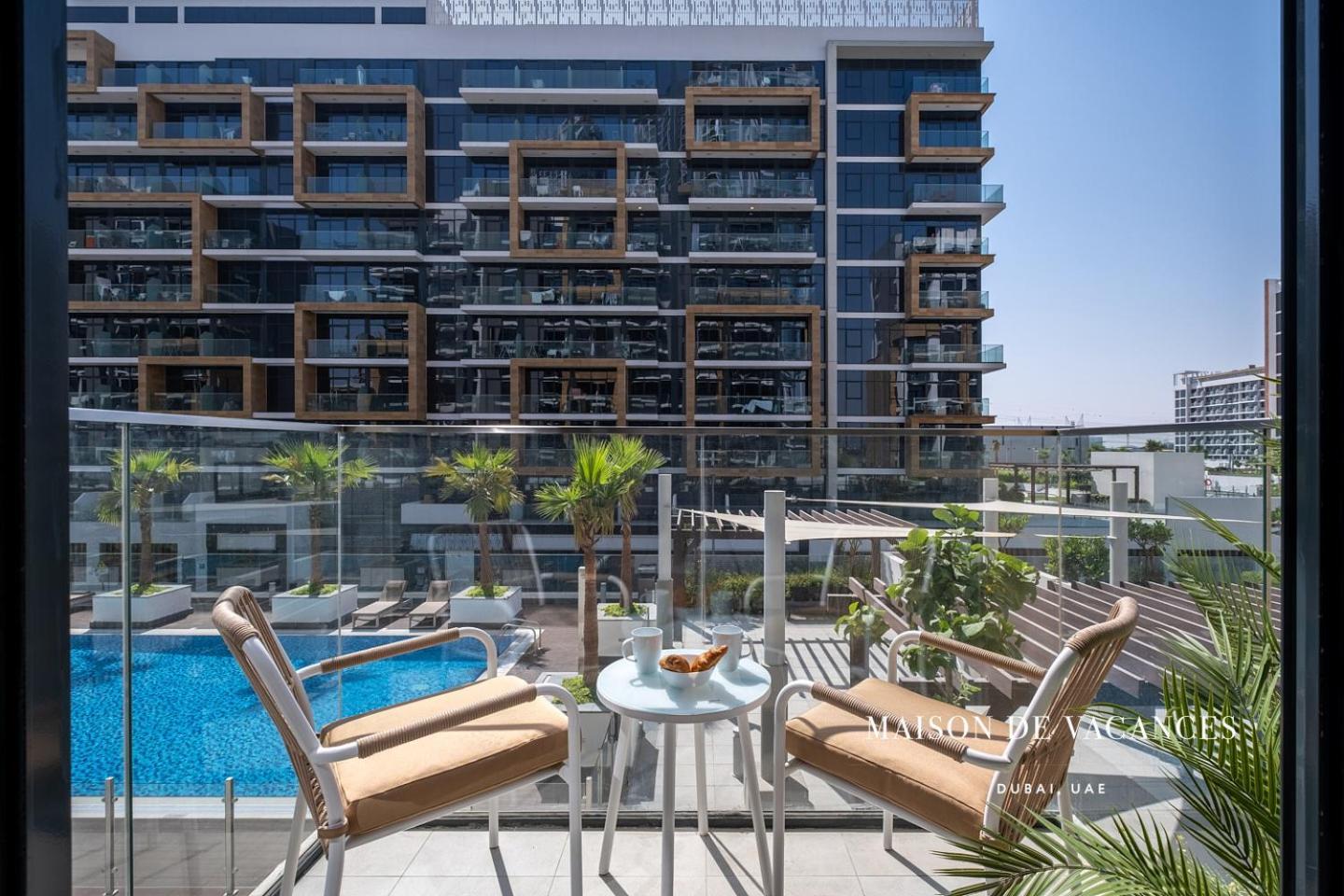 Pool View 10mins From Mall Dubai