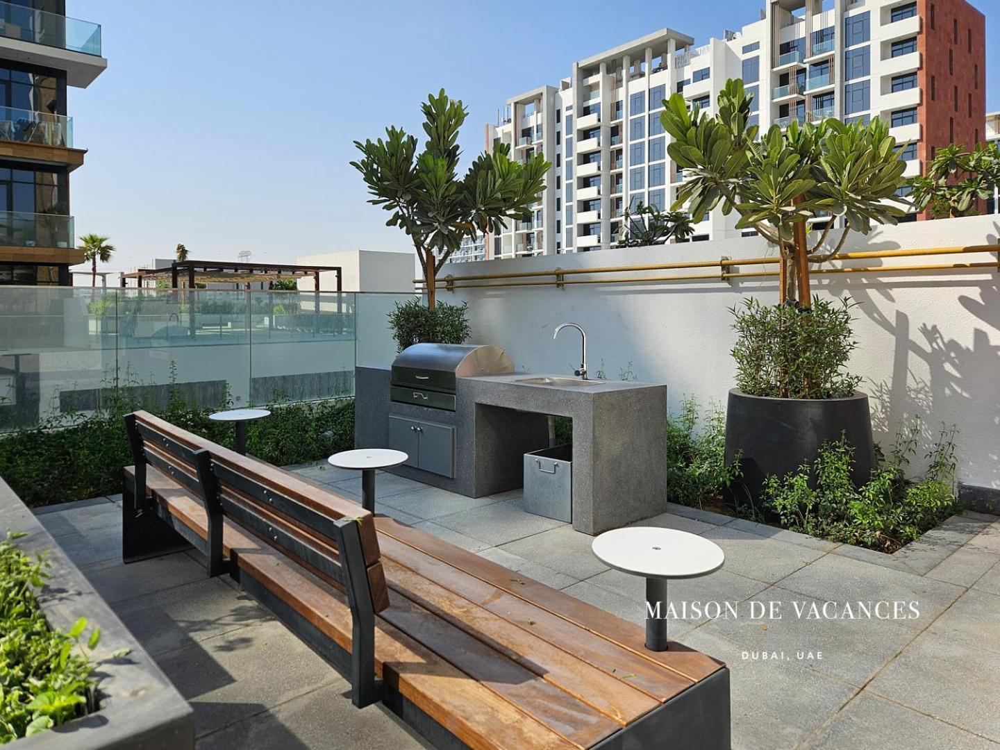 Pool View 10mins From Mall Apartment