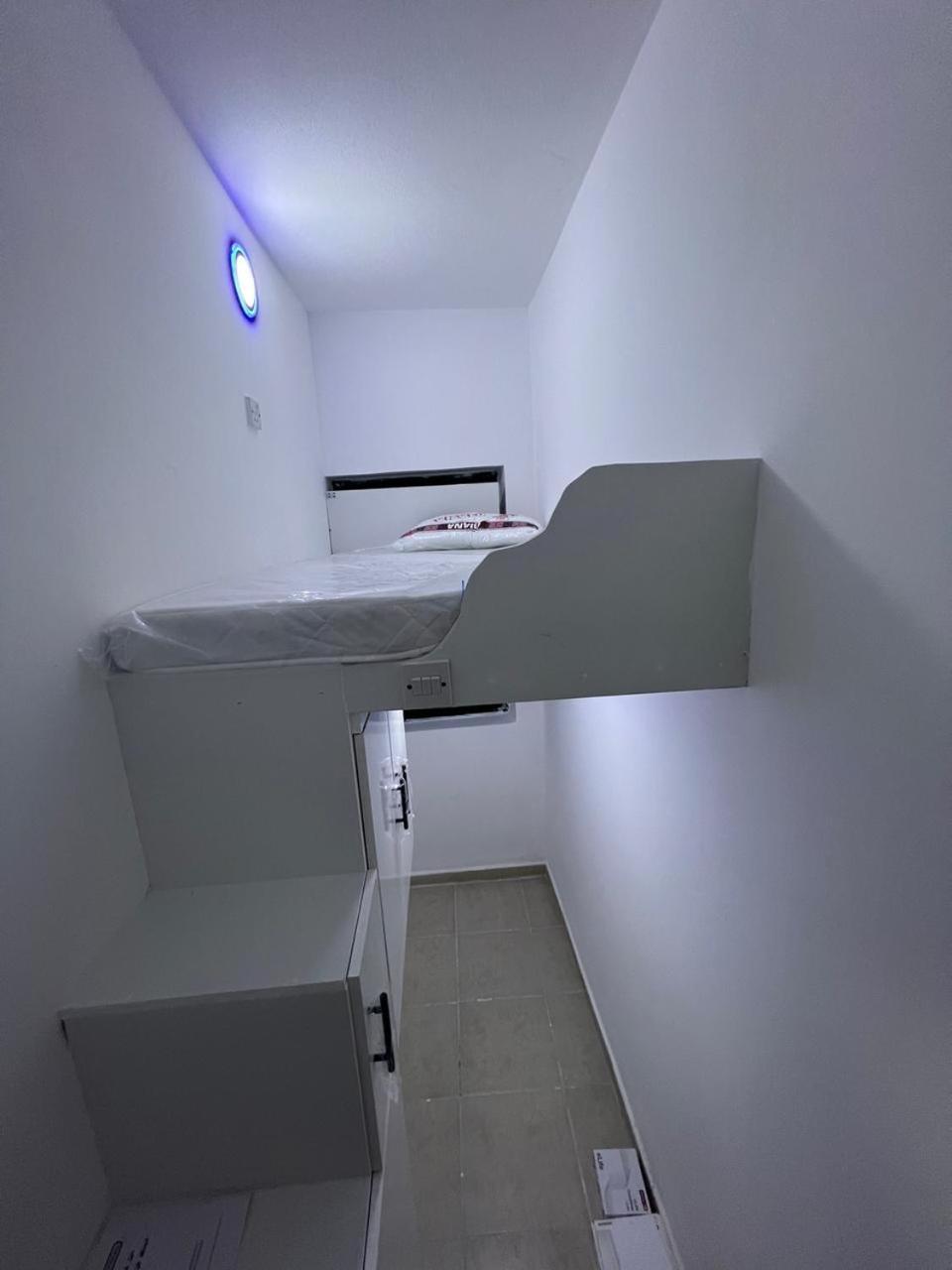 Luxnest Internet Private Bed Space Men Only Värdshus