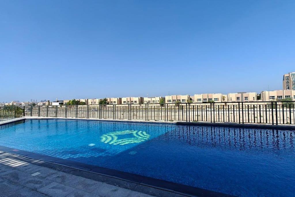 Location And Work And Chill Near Miracle Garden *
