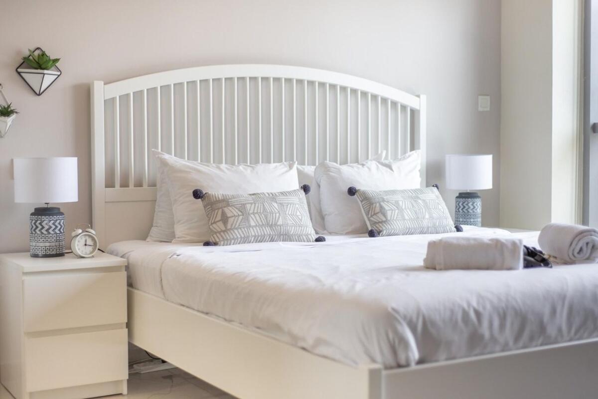 Warm And Airy 1-bedroom With Exceptional Views In Marina Appartement