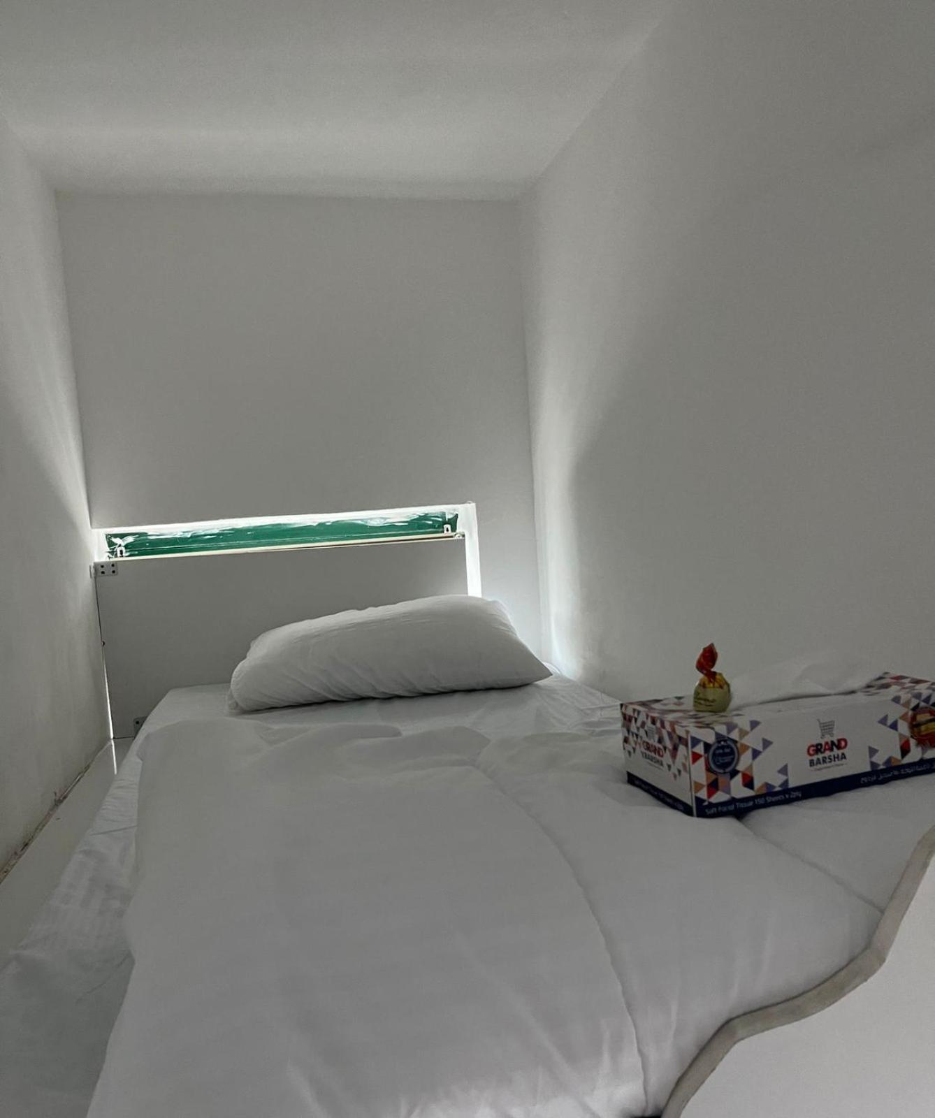 Värdshus Luxnest Internet Private Bed Space Men Only *