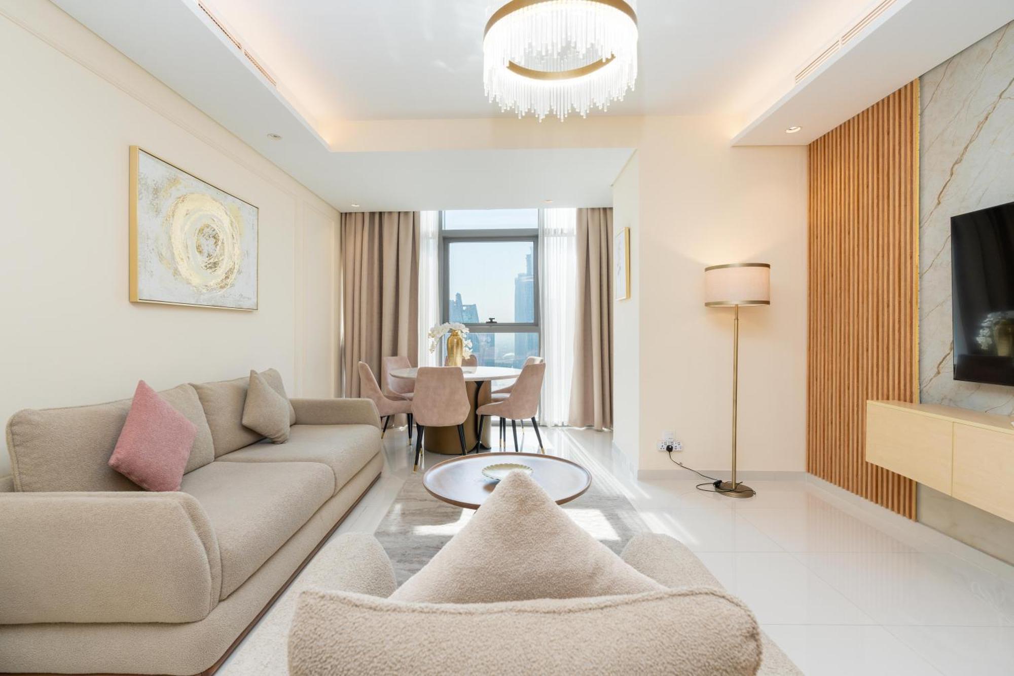 Infinity Pool & Burj Khalifa View L Luxe Paramount Apartemen *
