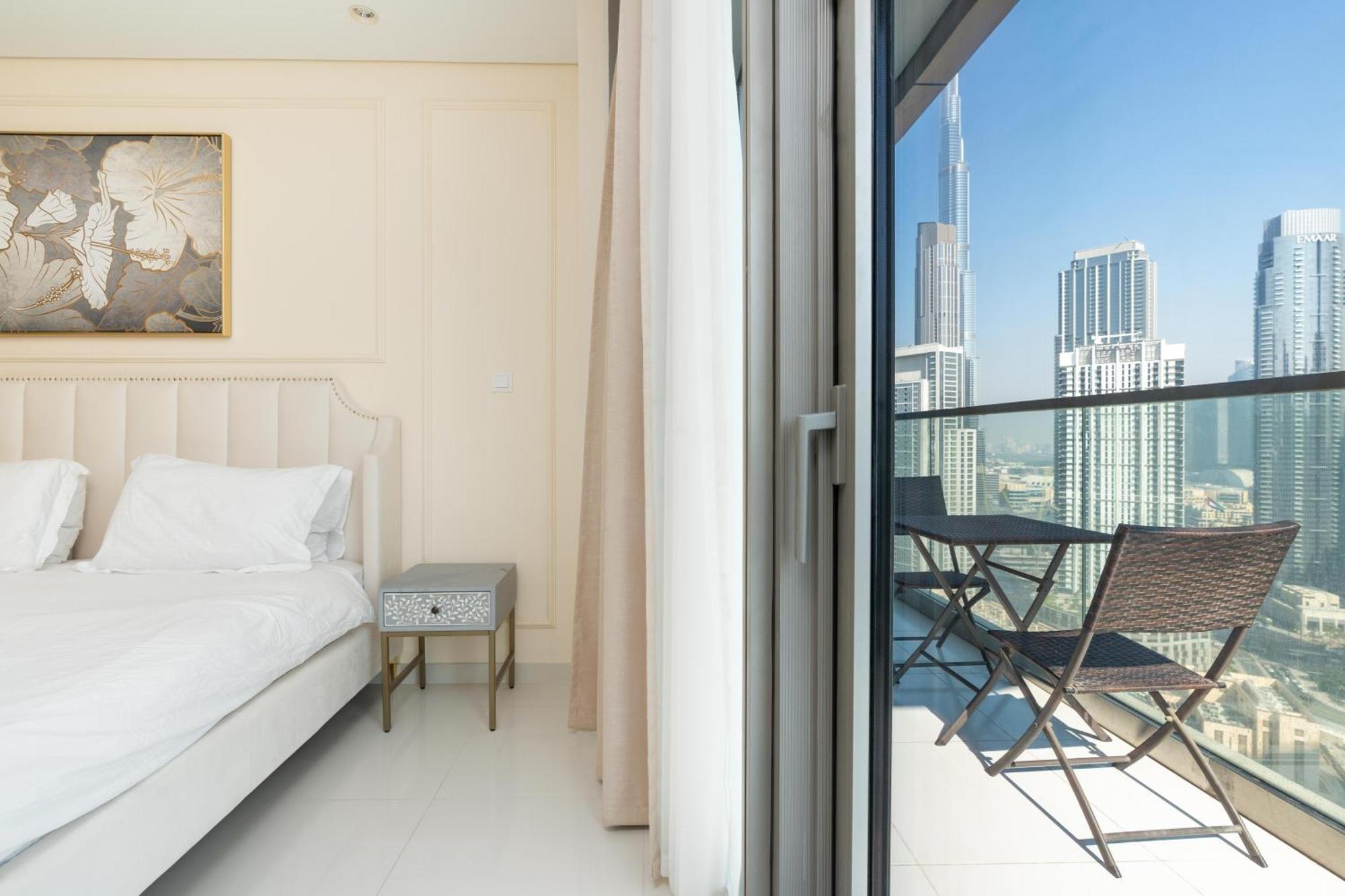 Infinity Pool & Burj Khalifa View L Luxe Paramount Apartemen