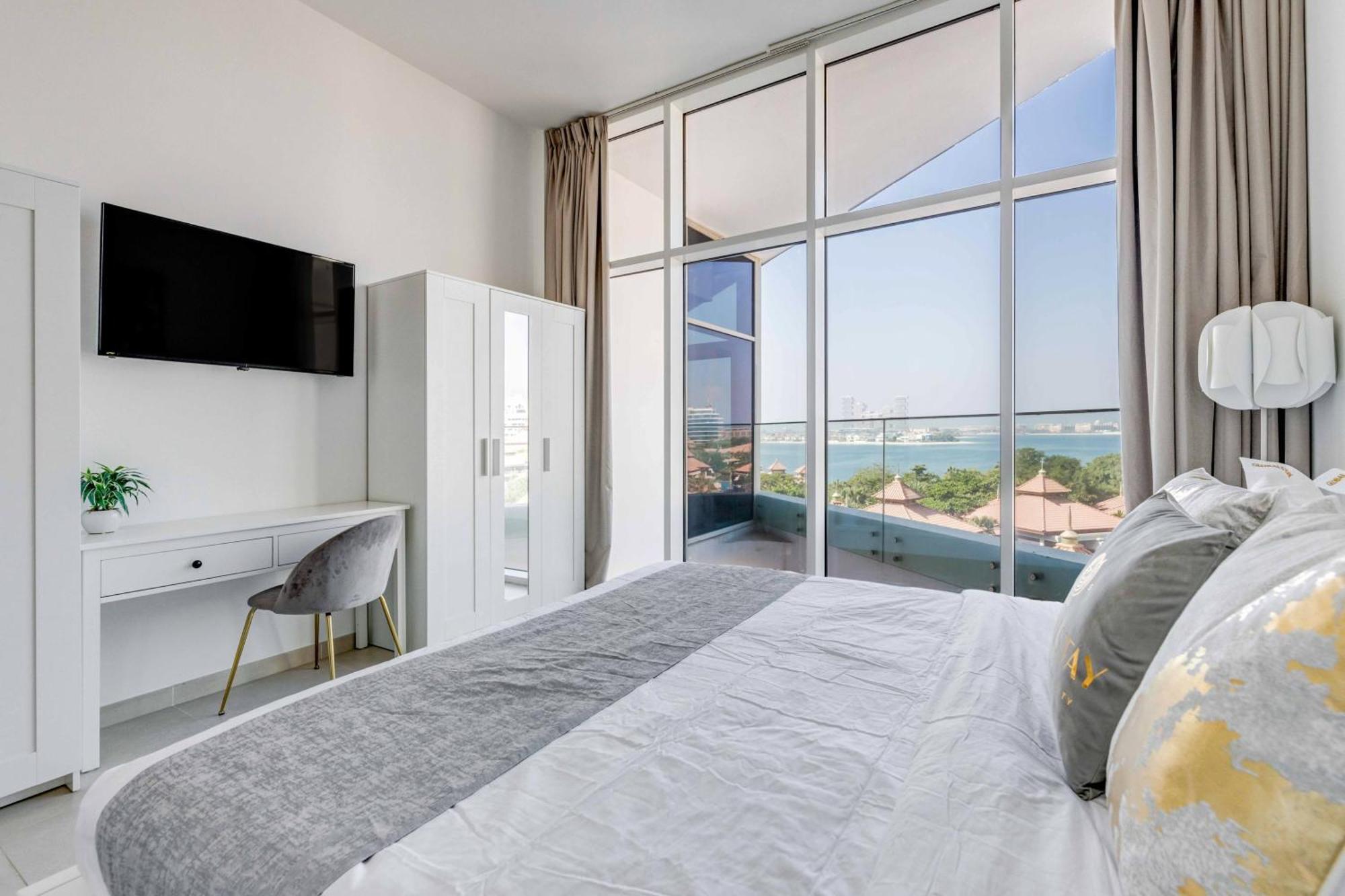 Luxury Azizi Mina Beachfront Apartament