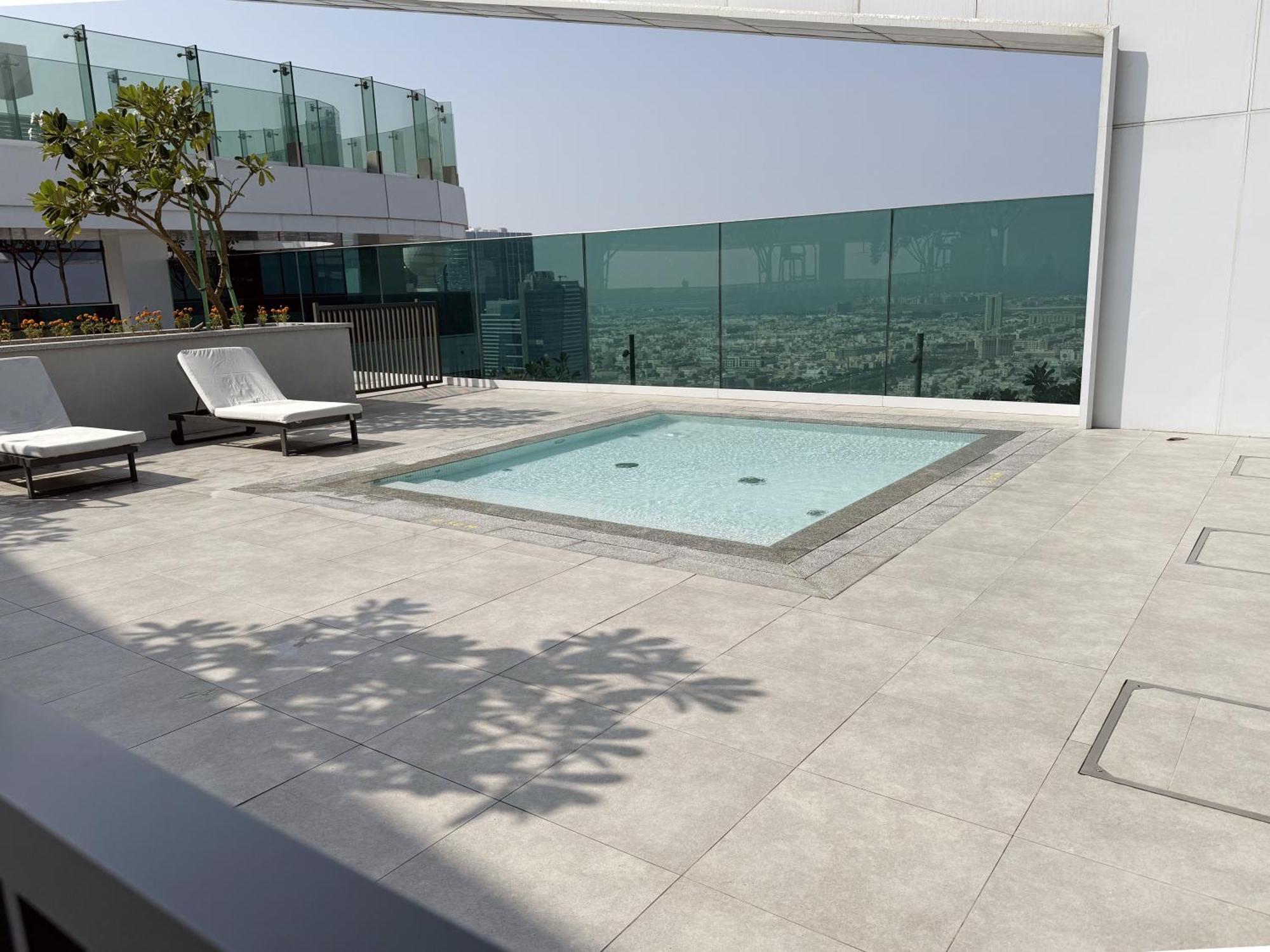 Luxury 2-bed Flat, Prime Location, Burj View & World Highest Running Track * Dubaï