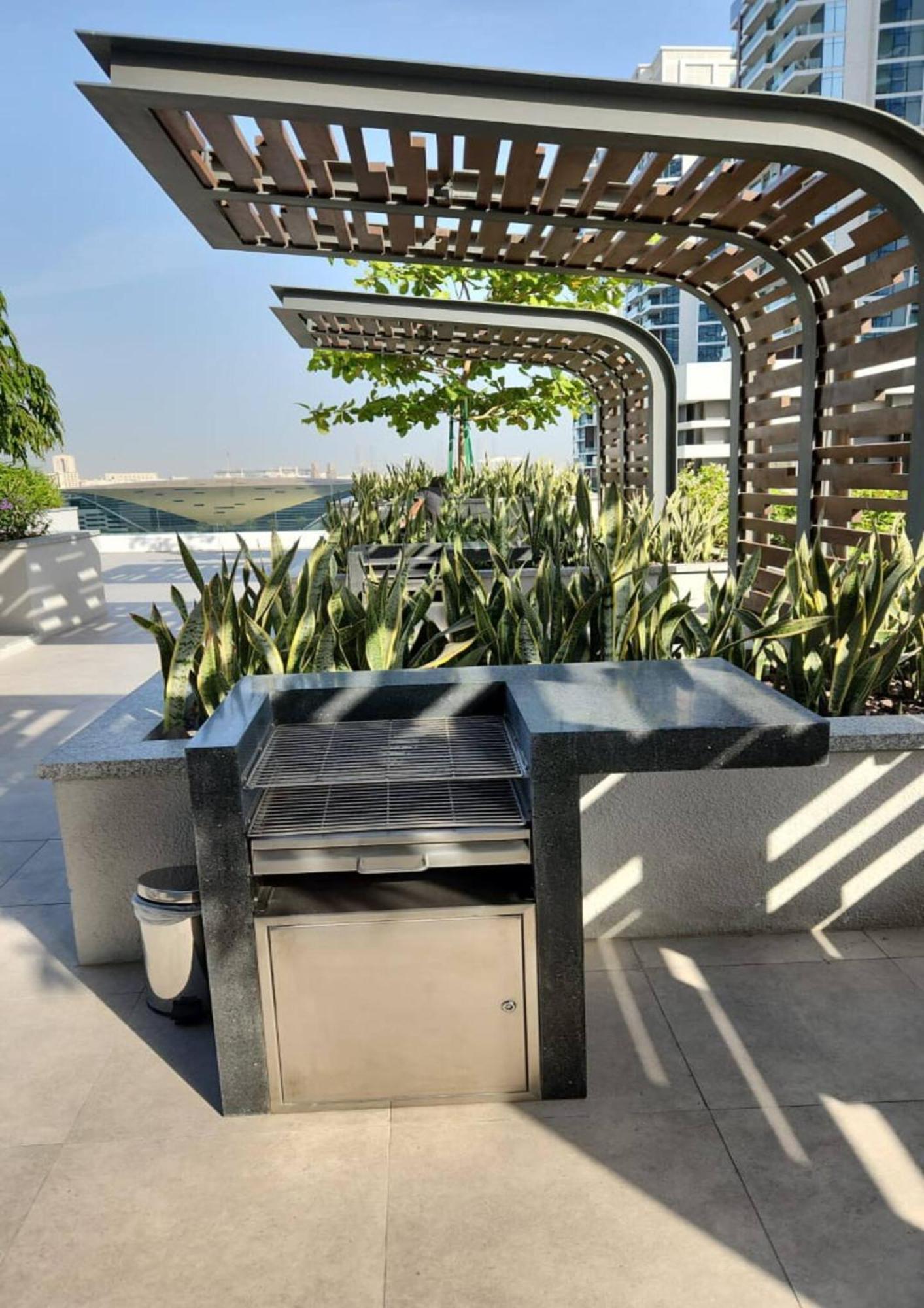 Luxury 2-bed Flat, Prime Location, Burj View & World Highest Running Track Appartement Dubaï