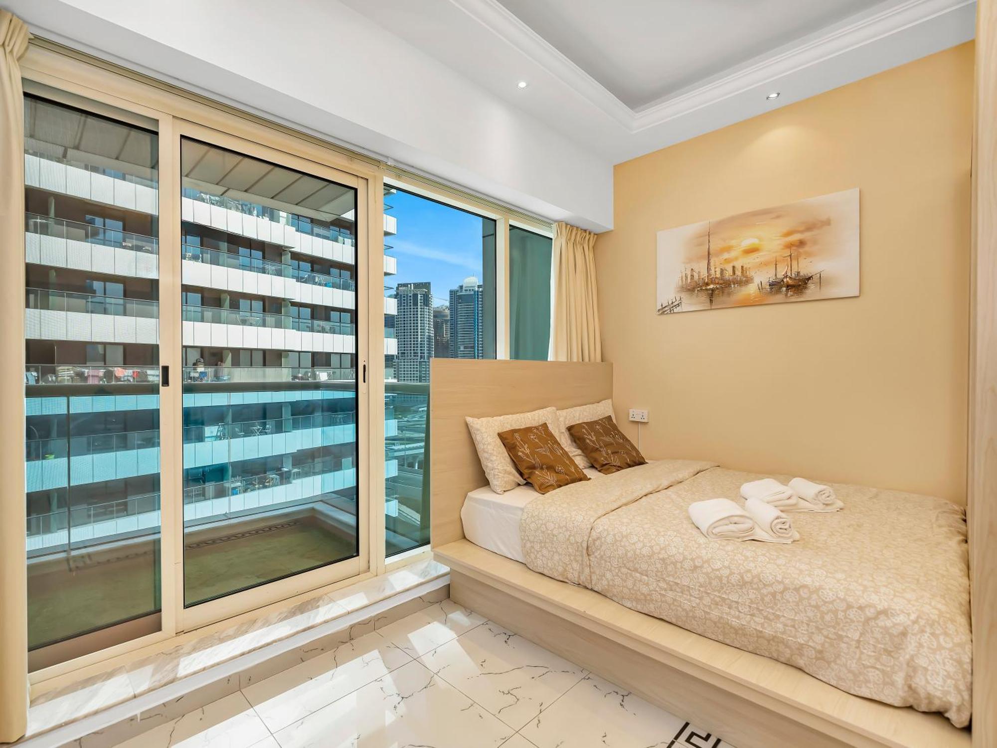 Spacious Near Metro & In Marina